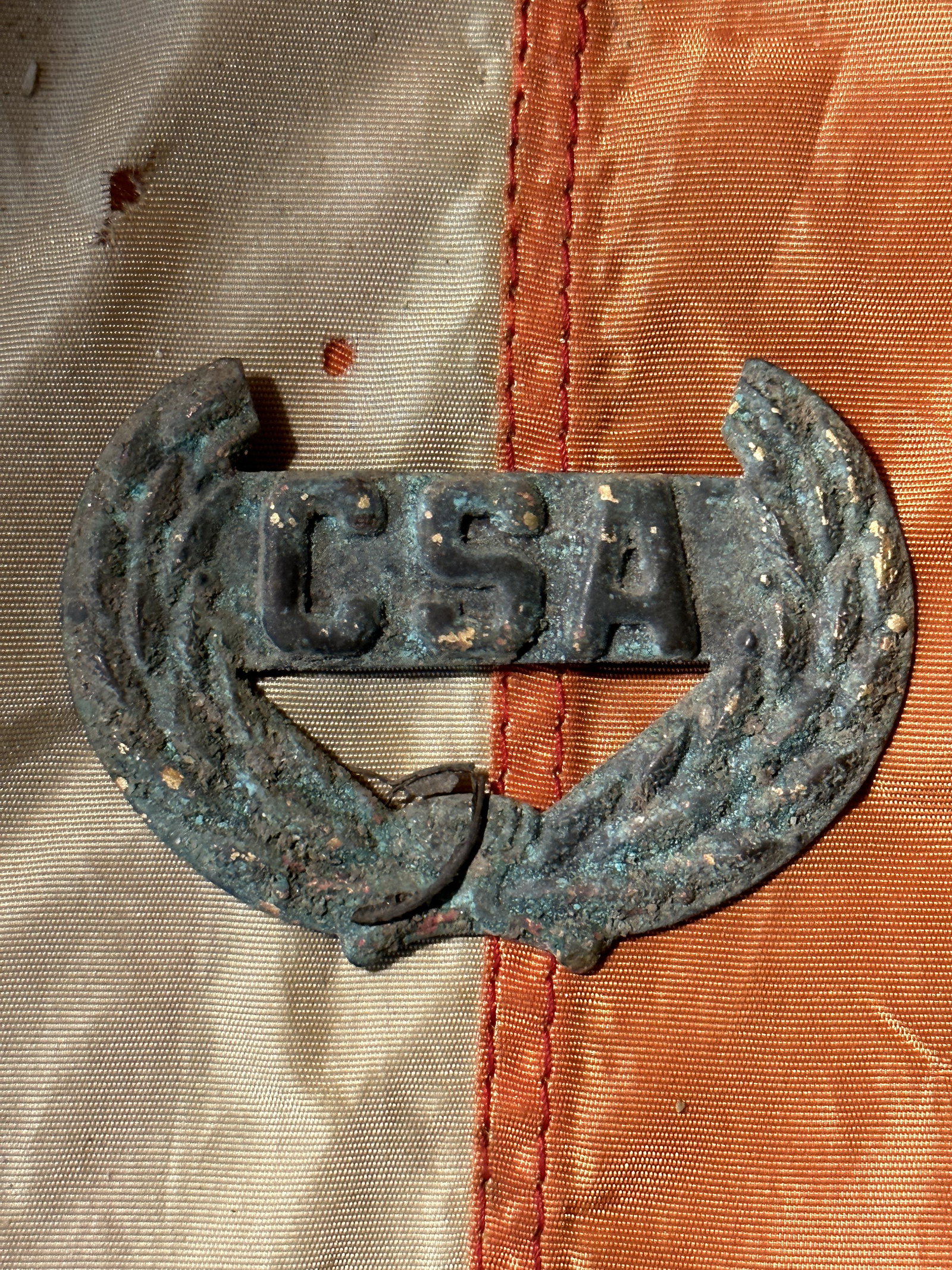 RARE CIVIL WAR CSA CONFEDERATE KEPI HAT CAP BADGE INSIGNIA: RARE CIVIL WAR CSA CONFEDERATE KEPI HAT CAP BADGE INSIGNIA. APPEARS TO BE DUG OR HAS A NICE GREENISH BROWN PATINA. PLEASE VIEW ALL DETAILED PICTURES.