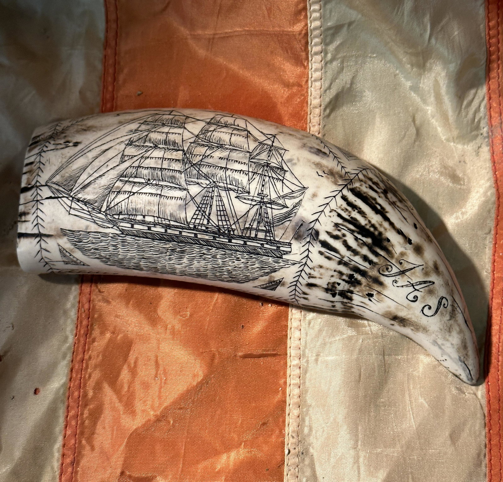 ID'D AND DATED 1831 PRE CIVIL WAR SCRIMSHAW TOOTH: ID'D AND DATED 1831 PRE CIVIL WAR SCRIMSHAW TOOTH. A RARE FIND. IT IS IN MINT OVERALL SHAPE AND CONDITION WITH A BEAUTIFUL OVERALL PATINA. THE COMET DATED 1831 WITH THE ID. SHOWS GOOD WEAR AND USE. PL