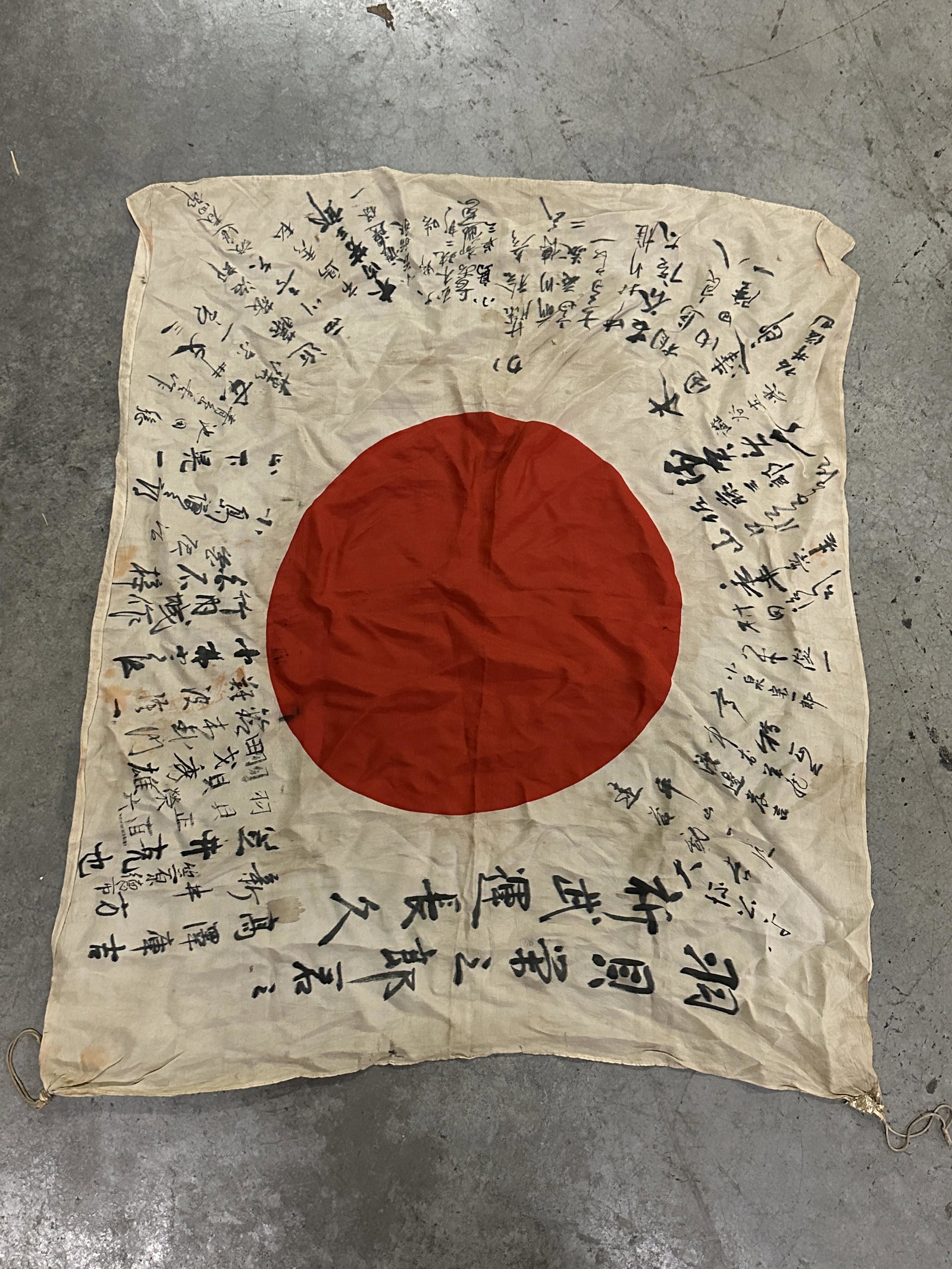 RARE WW2 JAPANESE BATTLE WORN AND SIGNED SILK FLAG: RARE WW2 JAPANESE BATTLE WORN AND SIGNED SILK FLAG. A VERY RARE FIND. IT IS IN MINT OVERALL SHAPE AND CONDITION WITH A BEAUTIFUL OVERALL PATINA. HAS A GREAT LOOK TO IT WITH AN EXCELLENT OVERALL EYE AP