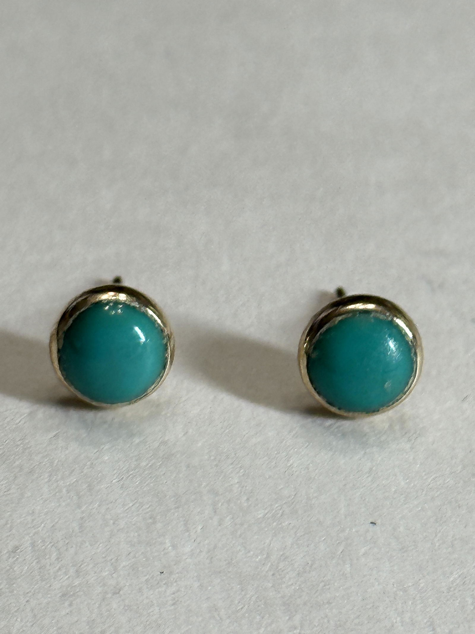 ESTATE 14K YELLOW GOLD TURQUOISE STUDS EARRINGS: ESTATE 14K YELLOW GOLD TURQUOISE STUDS EARRINGS. IN MINT OVERALL SHAPE AND CONDITION. PLEASE VIEW ALL DETAILED PICTURES. A GREAT FIND AND AN EXCELLENT ADDITION TO YOUR COLLECTION.