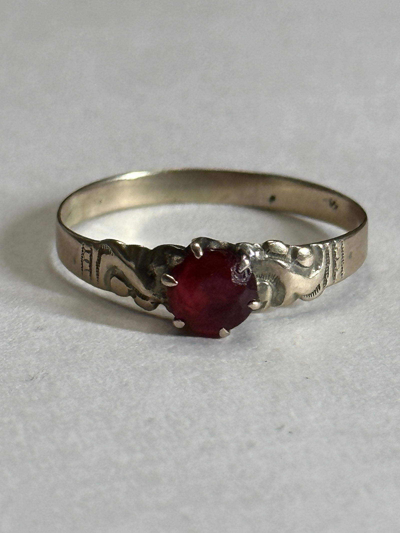ESTATE 14K GOLD BLOOD RED RUBY COCKTAIL RING SZ 7 (1 of 3)