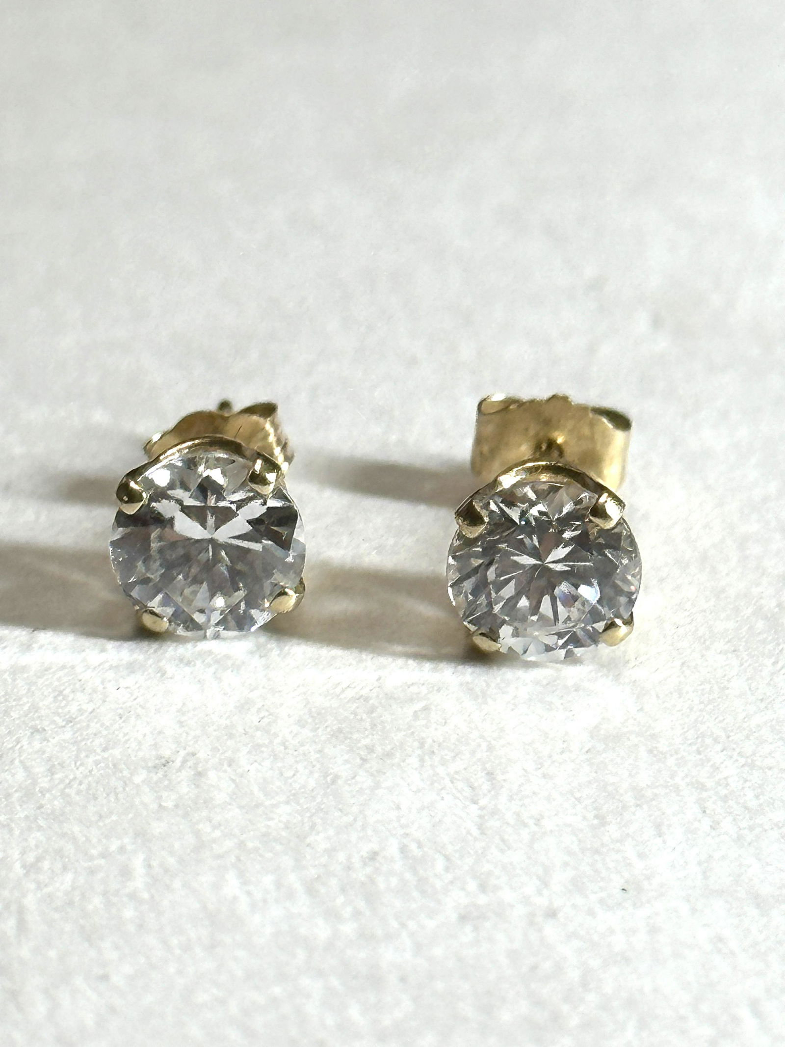 ESTATE 14K GOLD CZ COCKTAIL STUDS EARRINGS: ESTATE 14K GOLD CZ COCKTAIL STUDS EARRINGS. IT IS IN MINT OVERALL SHAPE AND CONDITION. HAS A GREAT LOOK TO IT WITH AN EXCELLENT OVERALL EYE APPEAL. PLEASE VIEW ALL DETAILED PICTURES. A GREAT FIND AND