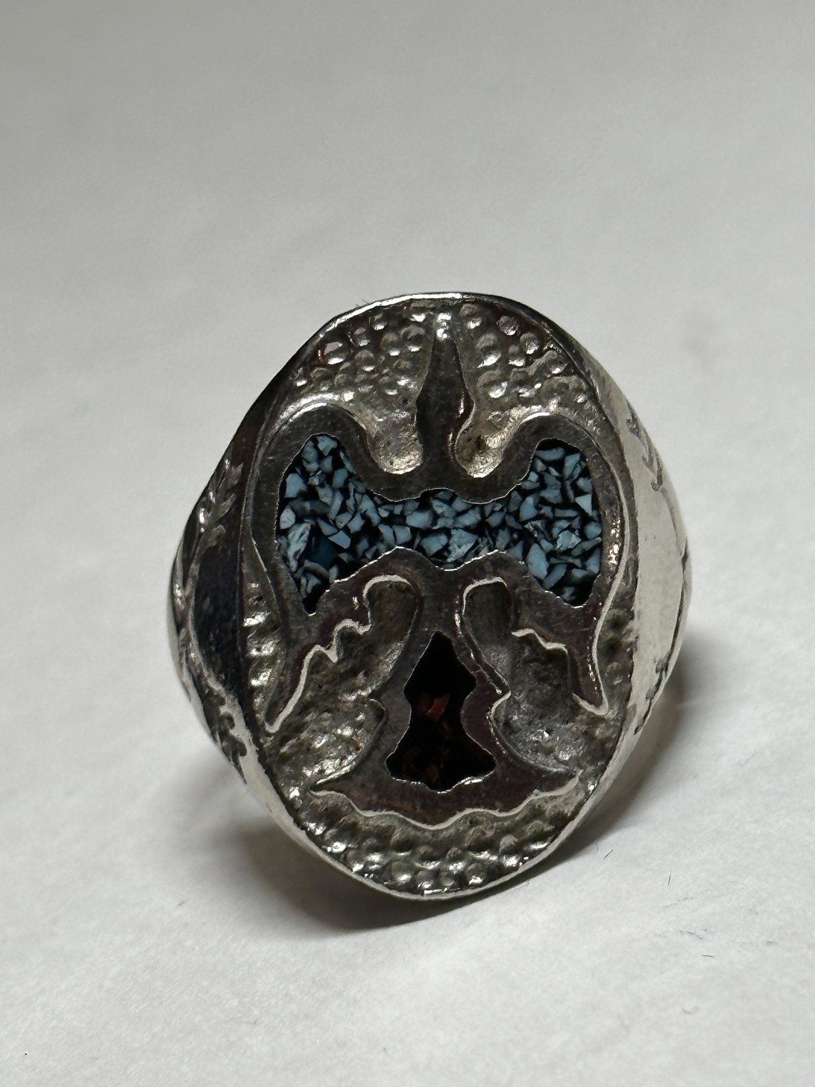 MENS NATIVE AMERICAN STYLE RING SZ 11: MENS NATIVE AMERICAN STYLE RING SZ 11. IT IS IN MINT OVERALL SHAPE AND CONDITION. A GREAT FIND AND AN EXCELLENT ADDITION TO YOUR COLLECTION.