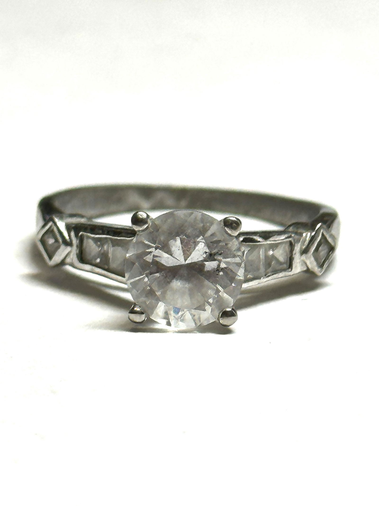 ESTATE STELRING SILVER LADIES WEDDING RING SZ 9: ESTATE STELRING SILVER LADIES WEDDING RING SZ 9. IT IS IN MINT OVERALL SHAPE AND CONDITION. A GREAT FIND AND AN EXCELLENT ADDITION TO YOUR COLLECTION.