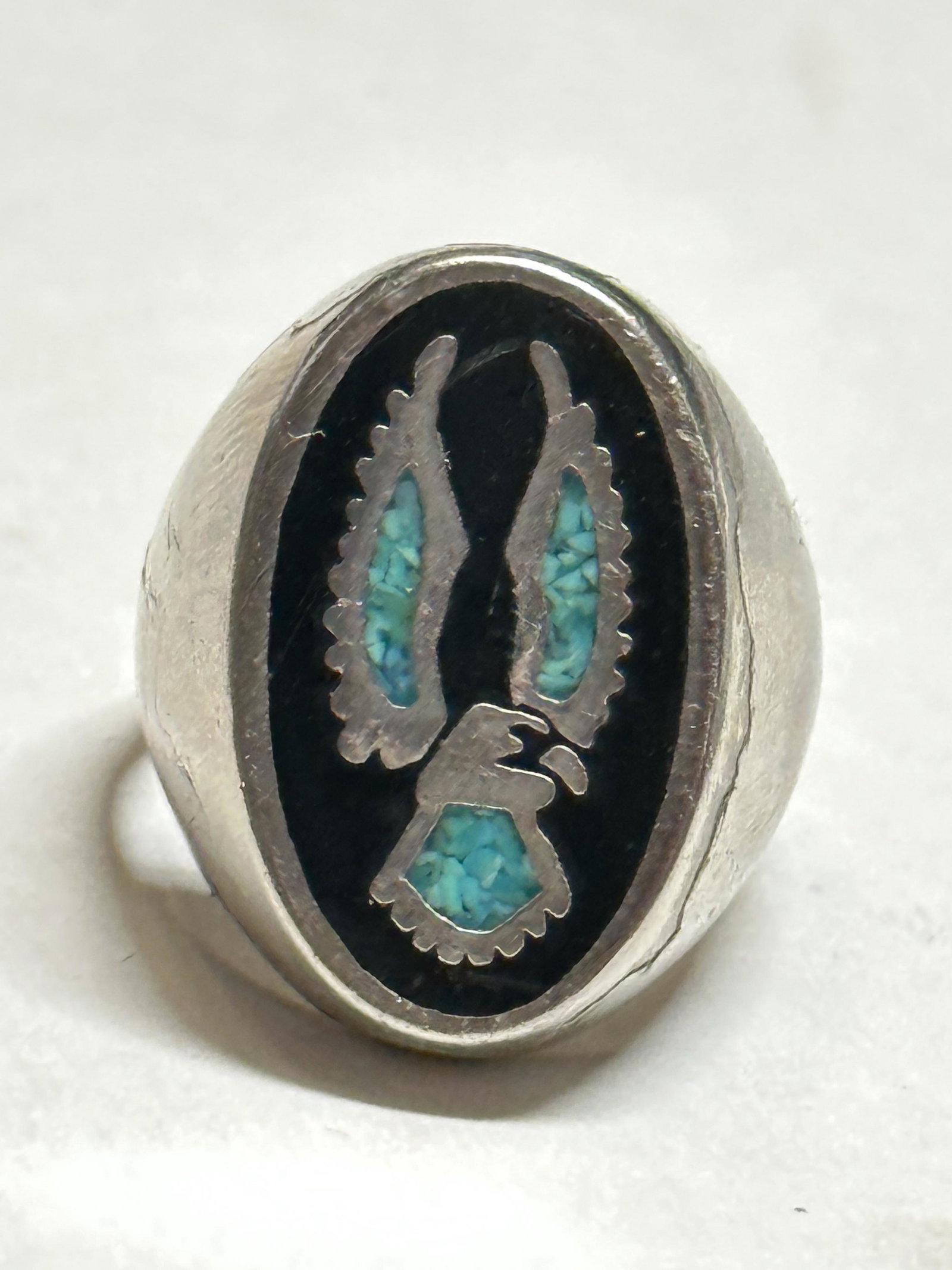 MENS NATIVE AMERICAN STYLE RING SZ 9: MENS NATIVE AMERICAN STYLE RING SZ 9. IT IS IN MINT OVERALL SHAPE AND CONDITION. A GREAT FIND AND AN EXCELLENT ADDITION TO YOUR COLLECTION.