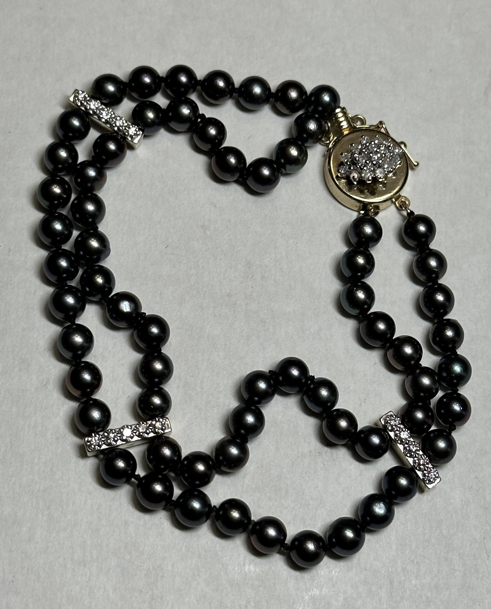 ESTATE 14K GOLD 1 TCW DIAMONDS AND TAHITIAN PEARLS BRACELET: ESTATE 14K GOLD 1 TCW DIAMONDS AND TAHITIAN PEARLS COCKTAIL BRACELET. A BEAUTIFUL BRACELET THAT HAS APPROX. 1.0 TCW OF DIAMONDS AND BEAUTIFUL BLACK TAHITIAN PEALS. WEARS BEAUTIFULLY AND GETS A TON OF 