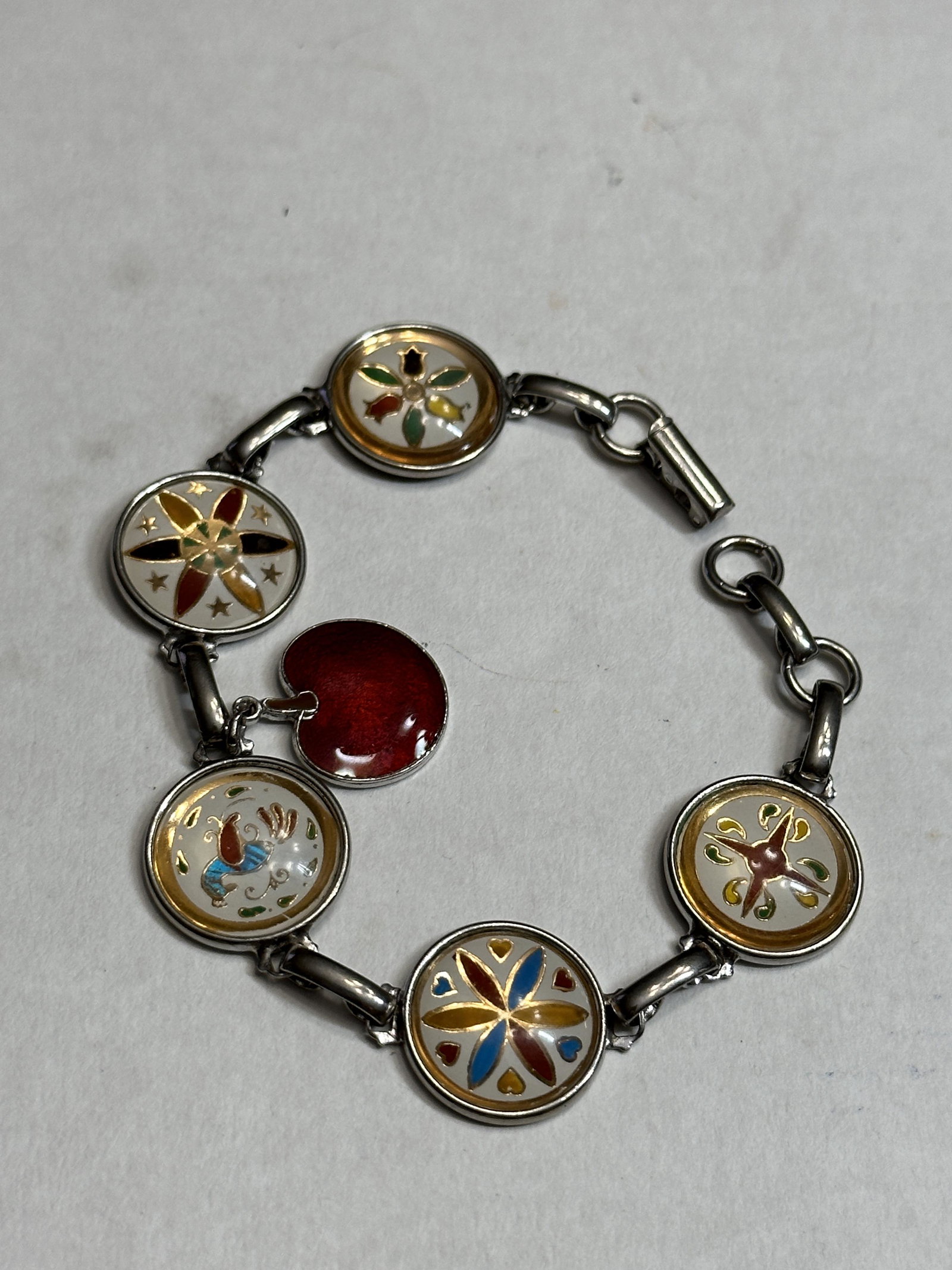 VINTAGE STERLING SILVER COCKTAIL HAND-PAINTED CHARM BRACELET: VINTAGE STERLING SILVER COCKTAIL HAND-PAINTED CHARM BRACELET. IN MINT OVERALL SHAPE AND CONDITION. HAS A GREAT LOOK TO IT WITH AN EXCELLENT OVERALL EYE APPEAL. A GREAT FIND AND AN EXCELLENT ADDITION T