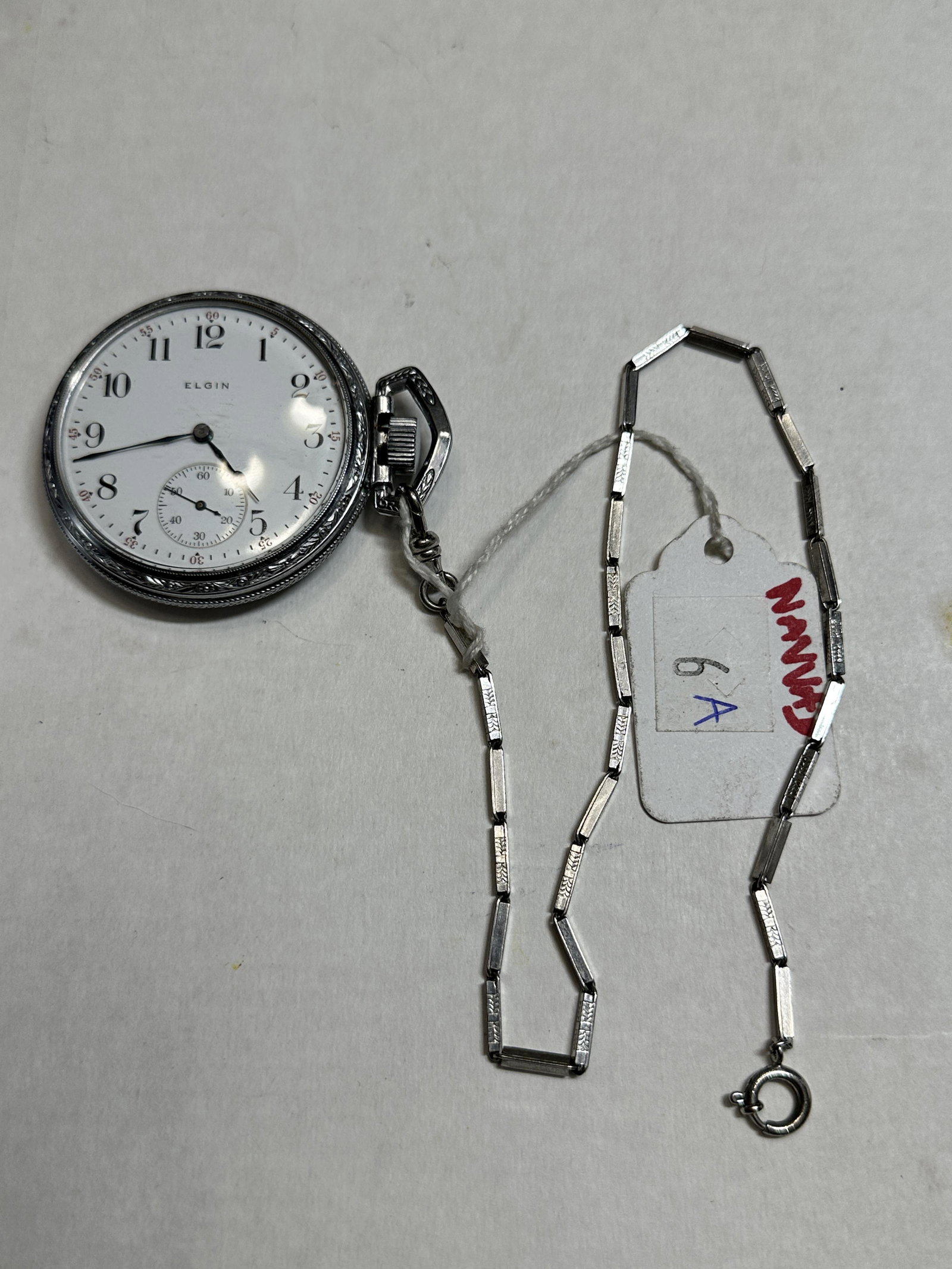 ANTIQUE ELGIN MENS POCKET WATCH WITH CHAIN: ANTIQUE ELGIN MENS POCKET WATCH WITH CHAIN. WAT CURRENTLY DOES RUN. PLEASE VIEW ALL DETAILED PICTURES. A GREAT FIND AND AN EXCELLENT ADDITION TO YOUR COLLECTION.