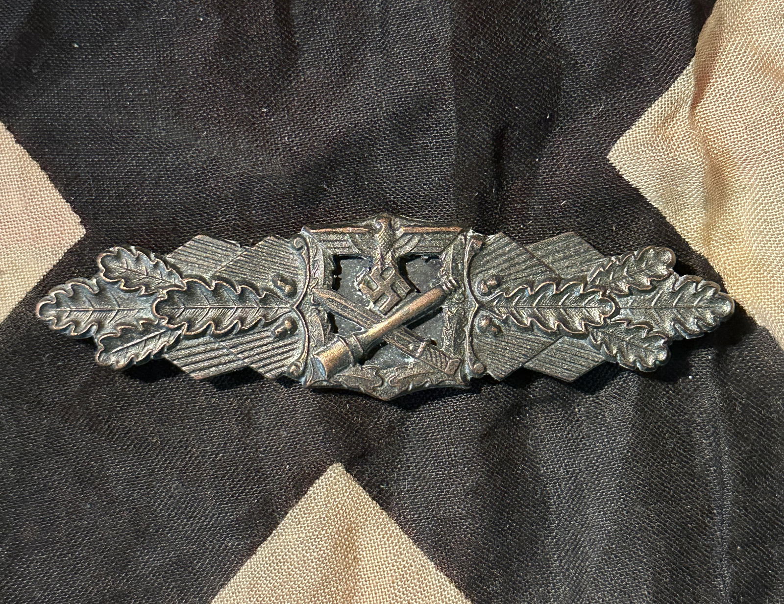 WW2 GERMAN CLOSE COMBAT CLASP IN SILVER BY A.G.M.u.K.: WW2 GERMAN CLOSE COMBAT CLASP IN SILVER BY A.G.M.u.K. A RARE FIND. IT IS IN MINT OVERALL SHAPE AND CONDITION WITH A BEAUTIFUL OVERALL PATINA. SHOWS GOOD WEAR AND USE. A WELL MADE ANTIQUE GERMAN ARTIFA