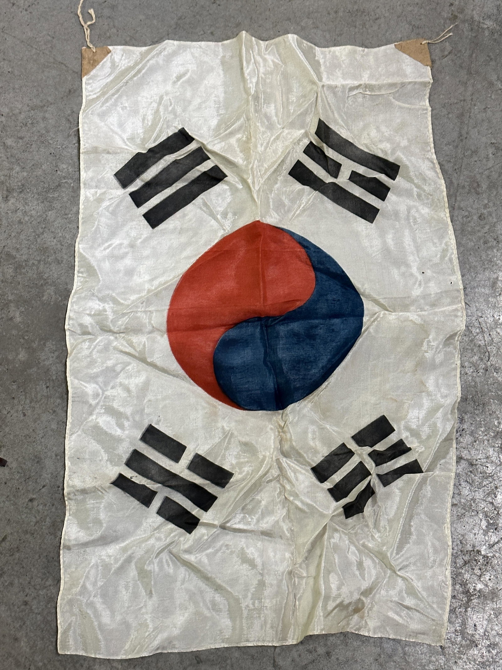 RARE KOREAN WAR SOUTH KOREAN FLAG: RARE KOREAN WAR SOUTH KOREAN FLAG. SHOWS GOOD WEAR AND USE WITH A BEAUTIFUL PATINA THROUGHOUT. PLEASE VIEW ALL DETAILED PICTURES. A GREAT FIND AND AN EXCELLENT ADDITION TO YOUR COLLECTION.