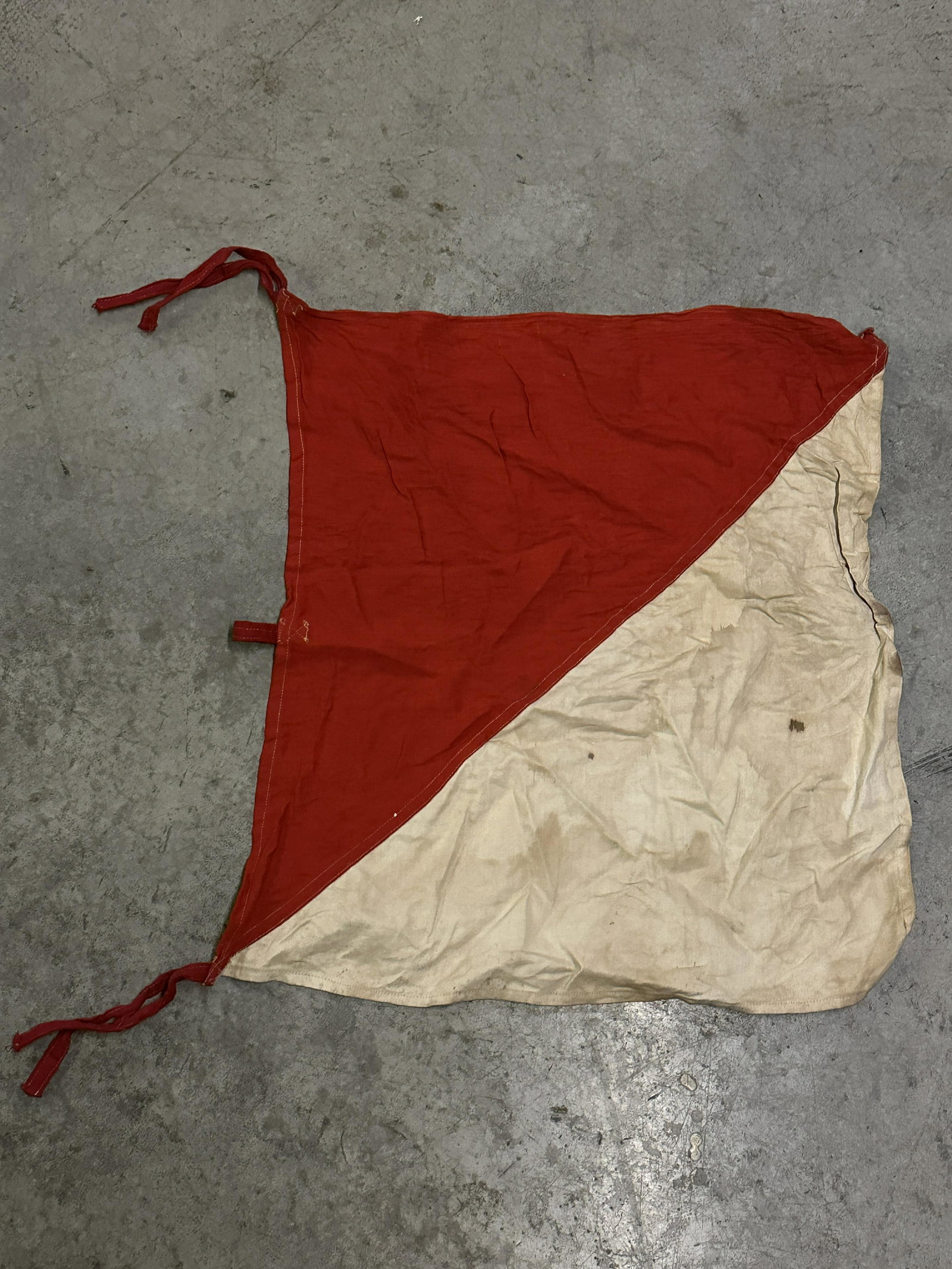 RARE CIVIL WAR BATTLE SIGNAL FLAG FOR CAVALRY CORPS: RARE CIVIL WAR BATTLE SIGNAL FLAG FOR CAVALRY CORPS. A RARE FIND. IT IS IN MINT OVERALL SHAPE AND CONDITION WITH A BEAUTIFUL OVERALL PATINA. SHOWS GOOD WEAR AND USE. HAS A GREAT LOOK TO IT WITH AN EXC