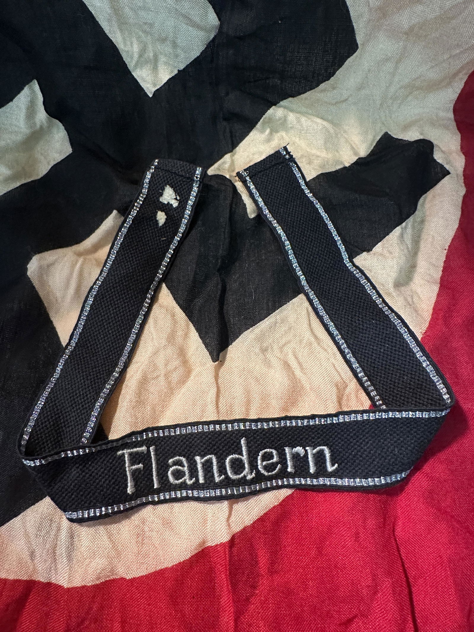 RARE WW2 GERMAN SS FLANDERN CUFF TITLE: RARE WW2 GERMAN SS FLANDERN CUFF TITLE. A RARE FIND. IT IS IN MINT OVERALL SHAPE AND CONDITION WITH A BEAUTIFUL OVERALL PATINA. SHOWS GOOD WEAR AND USE. PLEASE VIEW ALL DETAILED PICTURES. A WELL MADE