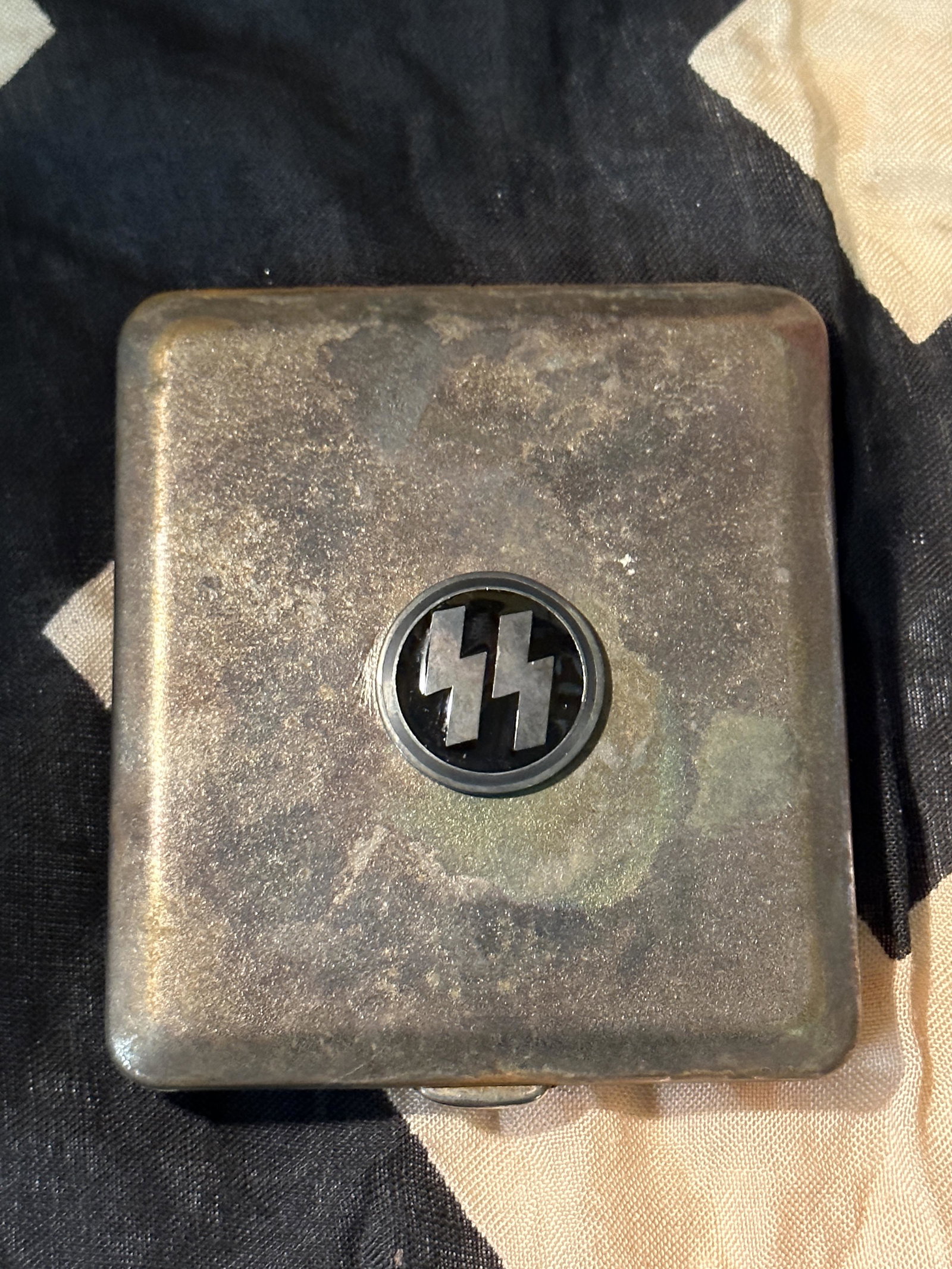 RARE WW2 GERMAN WAFFEN SS OFFICER CIGARETTE CASE: RARE WW2 GERMAN WAFFEN SS OFFICER CIGARETTE CASE. A RARE FIND. IT IS IN MINT OVERALL SHAPE AND CONDITION WITH A BEAUTIFUL OVERALL PATINA. SHOWS GOOD WEAR AND USE. A WELL MADE ANTIQUE GERMAN ARTIFACT.