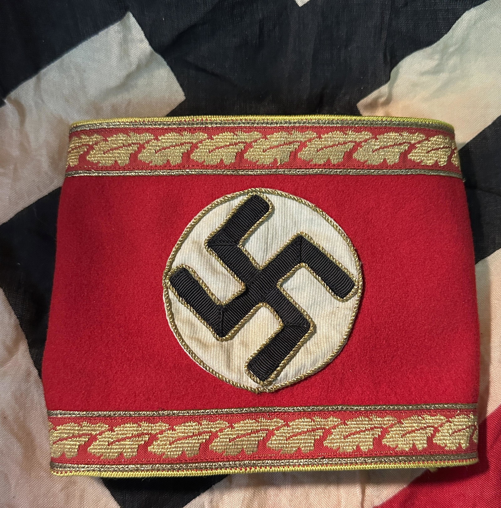 WW2 GERMAN NSDAP MID LEVEL ADMINISTRATIVE LEADER ARMBAND: WW2 GERMAN NSDAP MID LEVEL ADMINISTRATIVE LEADER ARMBAND AT THE GAU (COUNTY) LEVEL. A VERY RARE FIND THAT WAS BROUGHT BACK HOME BY A VET. SHOWS MINOR WEAR AND USE. THIS ARMBAND WAS VERY WELL PRESERVED