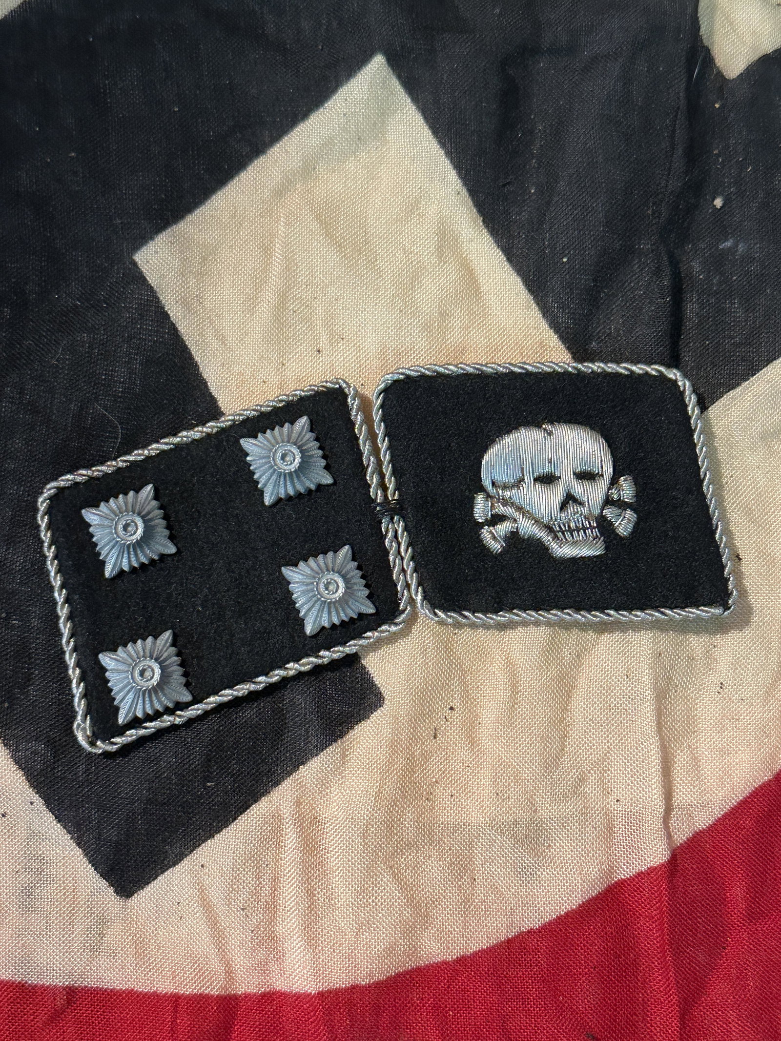 RARE WW2 GERMAN PANZER DIVISION LIEUTENANT COLLAR TABS SET: RARE WW2 GERMAN PANZER DIVISION LIEUTENANT COLLAR TABS SET. A VERY RARE FIND. COMES COMPLETE AS A SET. THIS SET SHOWS GOOD WEAR AND USE WITH A NICE PATINA THROUGHOUT. PLEASE VIEW ALL DETAILED PICTURES