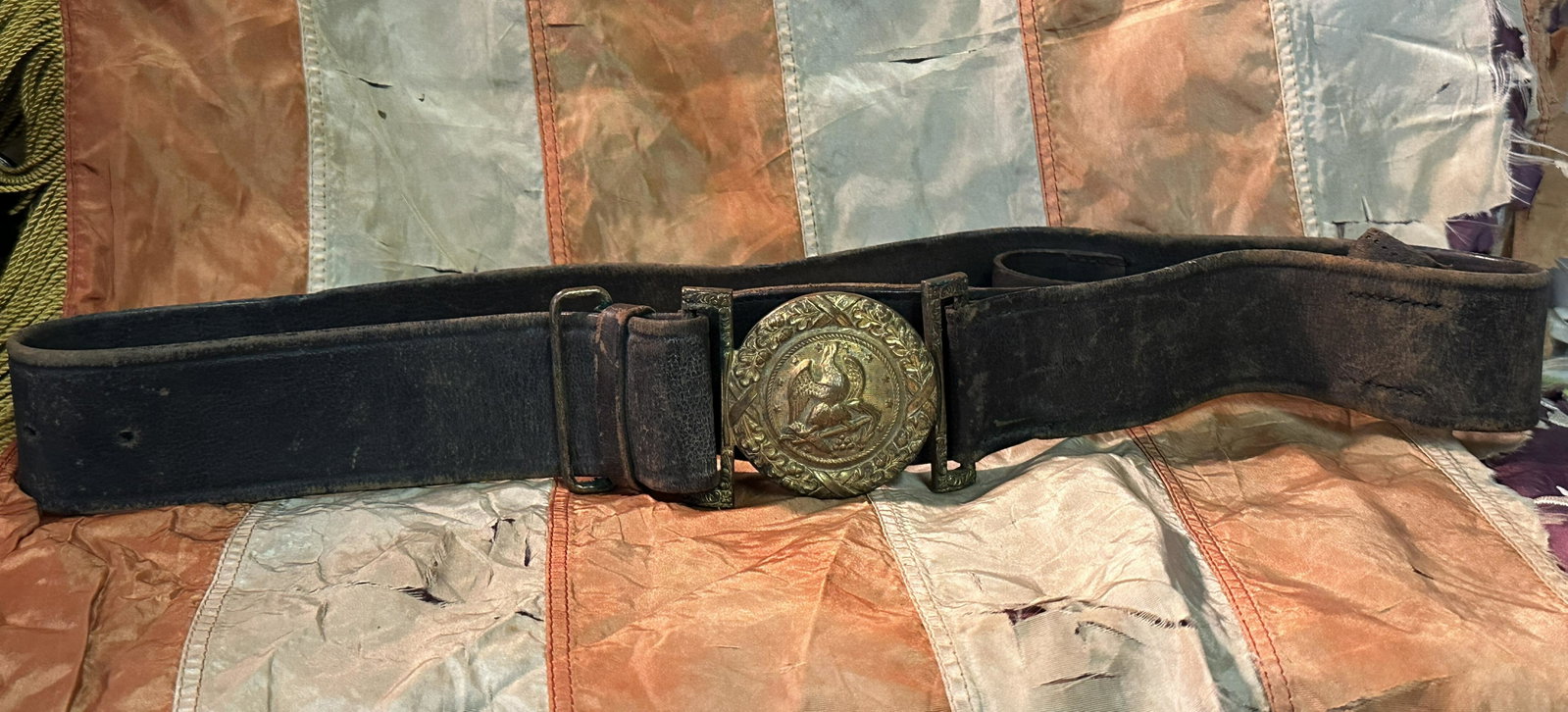 CIVIL WAR USMC NAVY OFFICER BELT AND BUCKLE - MAKER MARKED: CIVIL WAR USMC NAVY OFFICER BELT AND BUCKLE - MAKER MARKED. A RARE FIND. THE BUCKLE IS MAKER MARKED ON THE REVERSE. HAS A GREAT LOOK TO IT WITH AN EXCELLENT OVERALL EYE APPEAL. SHOWS GOOD BATTLE WEAR 