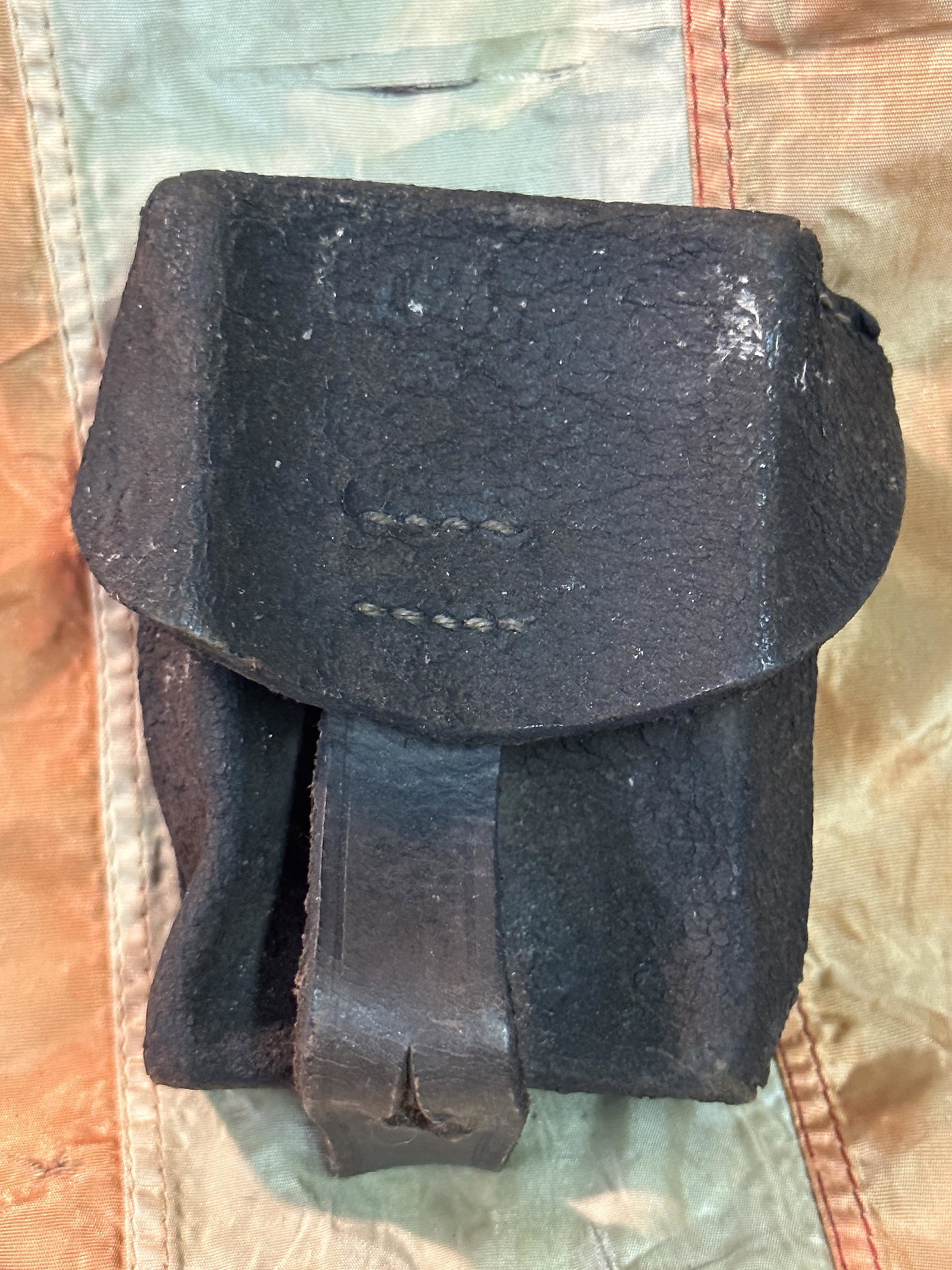 RARE CIVIL WAR WARRIOR CAP BOX FROM GETTYSBURG, PA: RARE CIVIL WAR WARRIOR CAP BOX FROM GETTYSBURG, PA. COMES FORM A COLLECTION. SHOWS GOOD WEAR AND USE. PLEASE VIEW ALL DETIALED PICTURES.