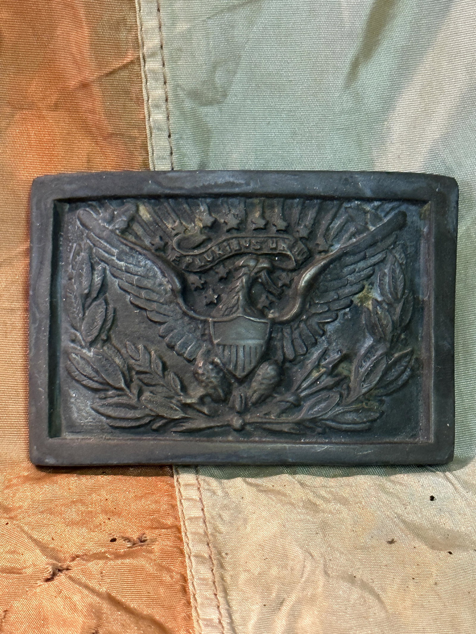 RARE CIVIL WAR M1858 U.S. OFFICER BELT BUCKLE: RARE CIVIL WAR M1858 U.S. OFFICER BELT BUCKLE. HAS THE 3 PRONG HOOK CONSTRUCTION. SHOWS GOOD WEAR AND USE WITH A BEAUTIFUL OVERALL PATINA. SHOWS GOOD WEAR AND USE. A GREAT FIND AND AN EXCELLENT ADDITI