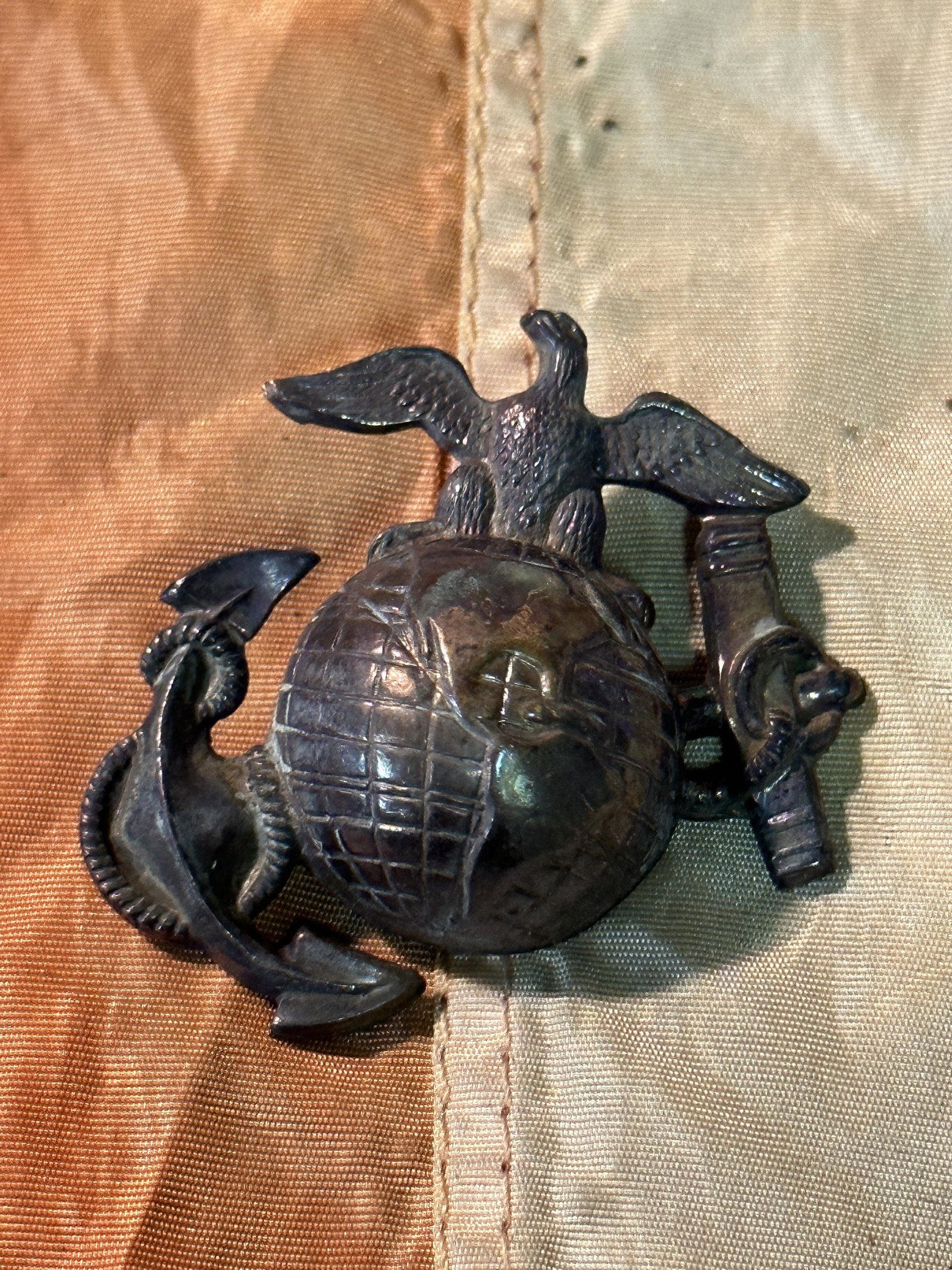 ORIGINAL WW1 U.S. MARINE CORPS INSIGNIA BADGE: ORIGINAL WW1 U.S. MARINE CORPS INSIGNIA BADGE. A RARE FIND. IT IS IN MINT OVERALL SHAPE AND CONDITION WITH A BEAUTIFUL OVERALL PATINA. HAS A GREAT LOOK TO IT WITH AN EXCELLENT OVERALL EYE APPEAL. A GR