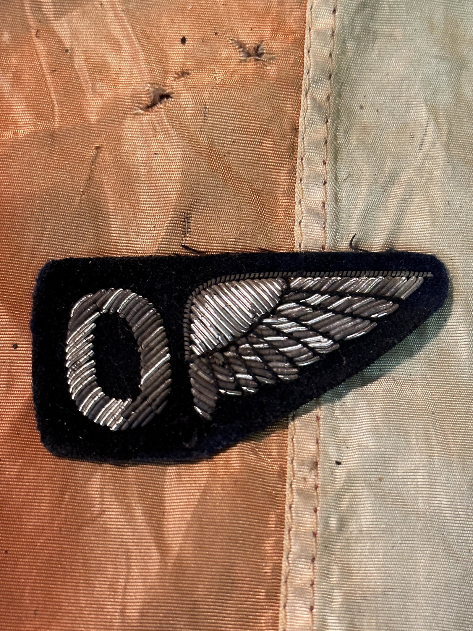 RARE WW1 U.S. OBSERVER'S WING: RARE WW1 U.S. OBSERVER'S WING. A VERY RARE FIND. IT IS IN MINT OVERALL SHAPE AND CONDITION WITH A BEAUTIFUL OVERALL PAITNA. HAS A GREAT LOOK TO IT WITH AN EXCELLENT OVERALL EYE APPEAL. A GREAT FIND AN