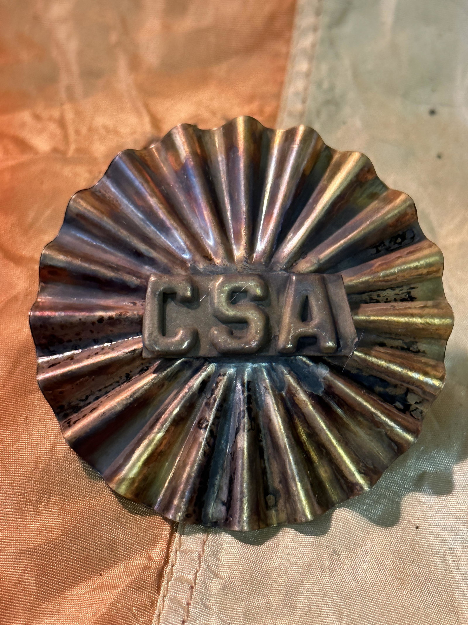 SCRACE CIVIL WAR CONFEDERATE CSA SHAKO PLATE: SCRACE CIVIL WAR CONFEDERATE CSA SHAKO PLATE. A RARE FIND. IT IS IN MINT OVERALL SHAPE AND CONDITION WITH A BEAUTIFUL OVERALL PATINA. HAS A GREAT LOOK TO IT WITH AN EXCELLENT OVERALL EYE APPEAL. SHOWS