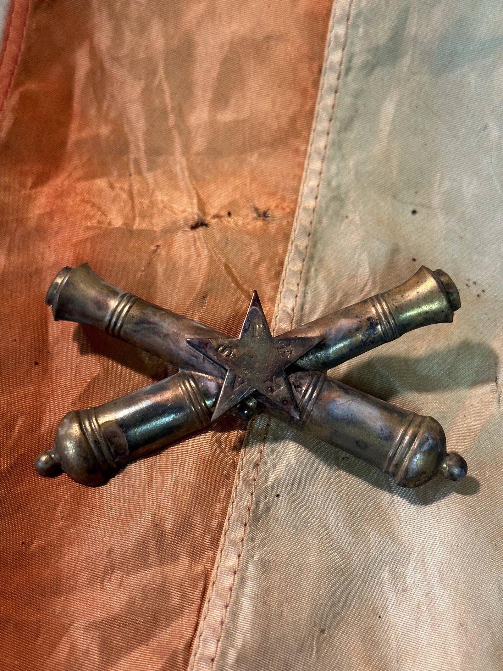 RARE CIVIL WAR ARTILLERY TEXAS CROSSED CANNONS KEPI HAT CAP INSIGNIA BADGE: RARE CIVIL WAR ARTILLERY TEXAS CROSSED CANNONS KEPI HAT CAP INSIGNIA BADGE. A RARE FIND. IT IS IN MINT OVERALL SHAPE AND CONDITION WITH A BEAUTIFUL OVERALL PATINA. SHOWS GOOD WEAR AND USE. PLEASE VIEW