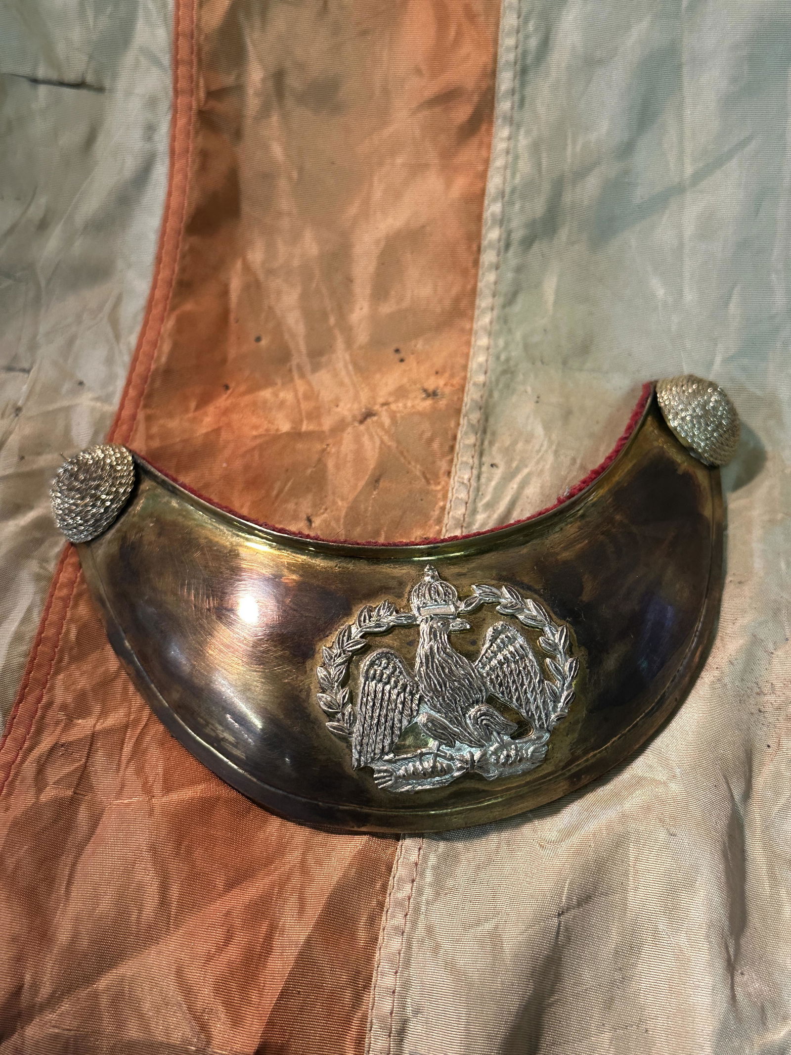 ULTRA RARE REVOLUTIONARY WAR BRITISH OFFICER GORGET: ULTRA RARE REVOLUTIONARY WAR BRITISH OFFICER GORGET. A RARE FIND. IT IS IN MINT OVERALL SHAPE AND CONDITION WITH A BEAUTIFUL OVERALL PAITNA. HAS A GREAT LOOK TO IT WITH AN EXCELLENT OVERALL EYE APPEAL