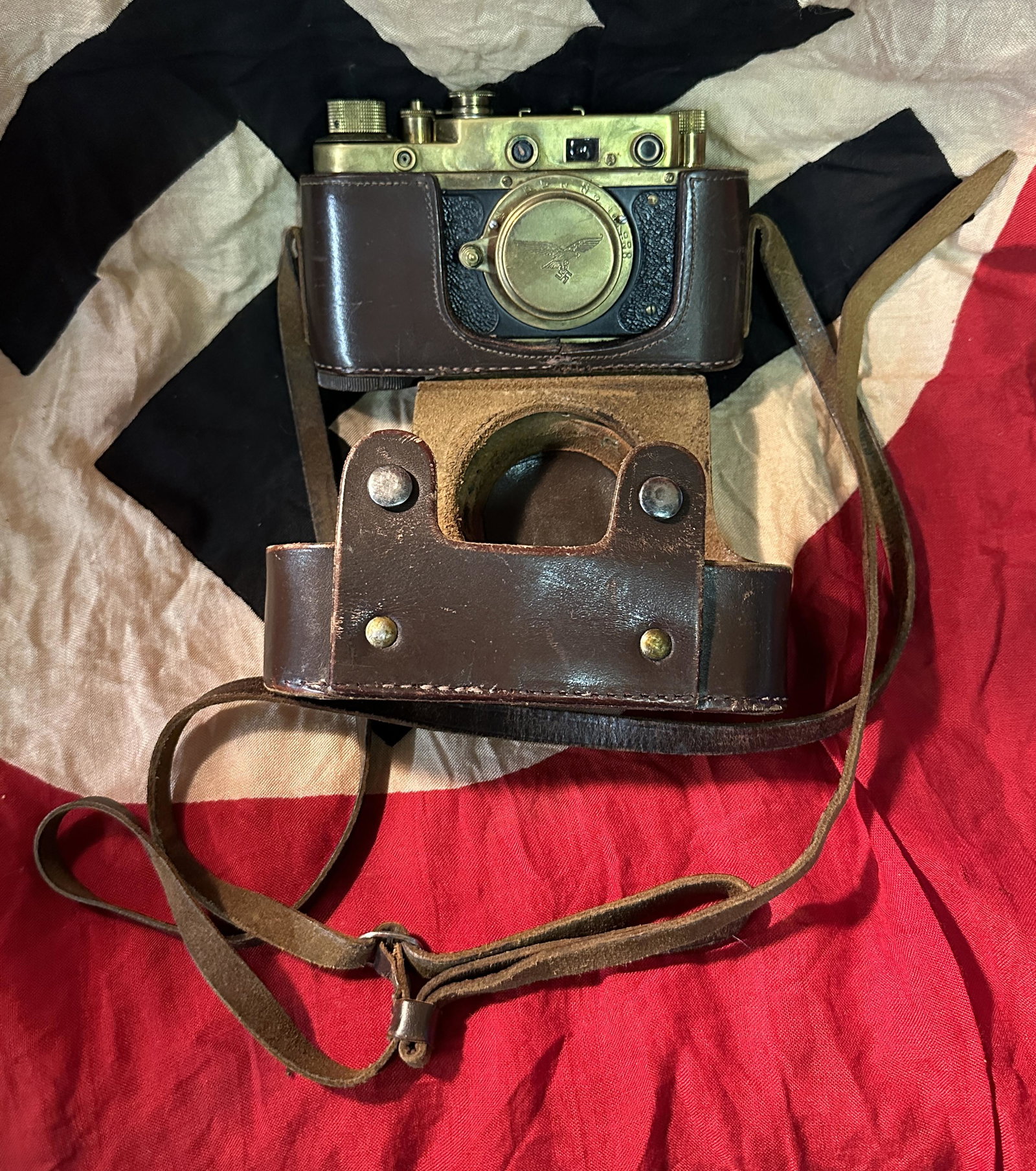 WW2 GERMAN LUFTWAFFE CAMERA IN CASE BY LEICA: WW2 GERMAN LUFTWAFFE CAMERA IN CASE BY LEICA. COMES FROM A COLLECTION. MAKER MARKED LEICA. ALSO MARKED LUFTWAFFEN-EIGENTUM. SHOWS GOOD WEAR AND USE WITH A BEAUTIFUL PATINA THROUGHOUT. FROM WHAT WE CAN