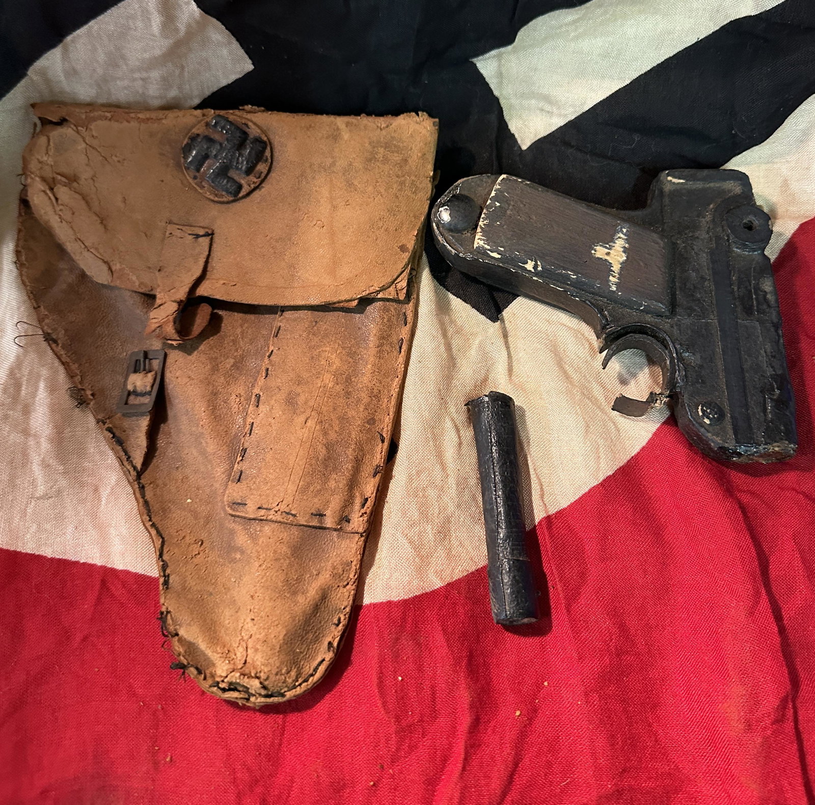 RARE WW2 GERMAN CHILD'S TOY LUGER GUN WITH HOLSTER: RARE WW2 GERMAN CHILD'S TOY LUGER GUN WITH HOLSTER. THE BARREL OF THE GUN IS BROKEN APART BUT CAN EASILY BE GLUED OR ATTACHED BACK. THIS IS A PERIOD FIND AND IT IS VERY RARE. SHOWS GOOD WEAR AND USE. 