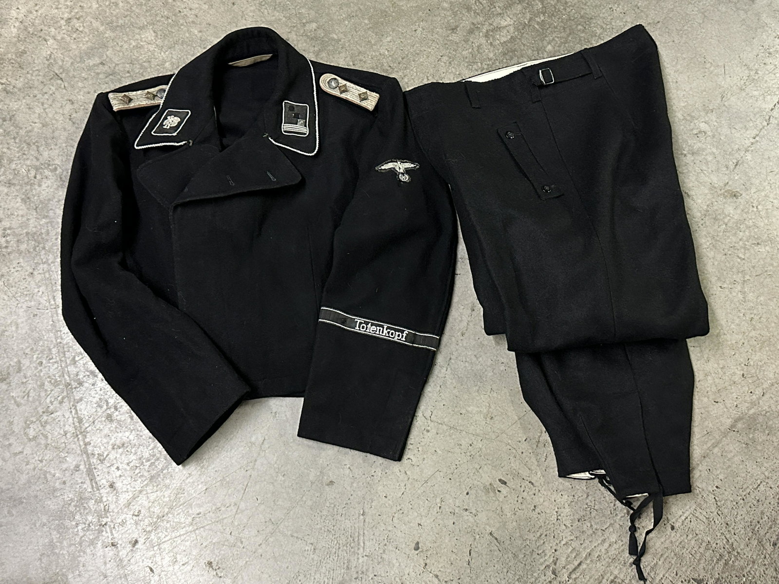 WW2 GERMAN 3RD WAFFEN SS TOTENKOPF PANZER WRAP SET: WW2 GERMAN 3RD WAFFEN SS TOTENKOPF PANZER WRAP SET. A VERY RARE FIND. THIS IS A VERY RARE AND HARD TO FIND SET THAT COMES FROM A COLLECTION. SHOWS GOOD WEAR AND USE WITH A BEAUTIFUL OVERALL PATINA. BO