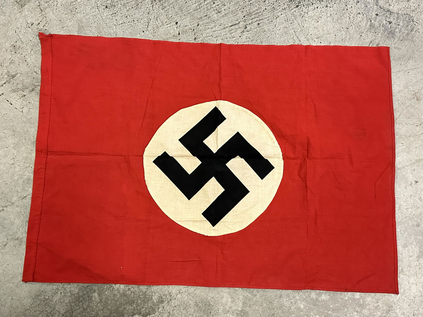 VET BRING BACK WW2 GERMAN FLAG: VET BRING BACK WW2 GERMAN FLAG. A RARE FIND. IT IS IN MINT OVERALL SHAPE AND CONDITION WITH A BEAUTIFUL OVERALL PATINA. SHOWS GOOD WEAR AND USE. WAS BROUGHT BACK HOME BY A VET. PLEASE VIEW ALL DETAILE