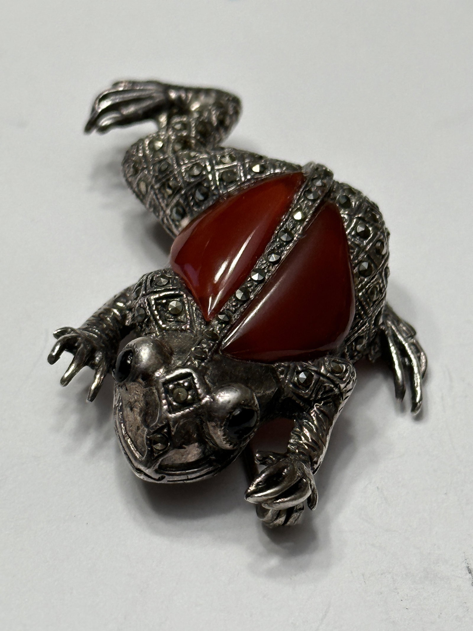STERLING SILVER AMBER INLAID STERLING SILVER FROG: STERLING SILVER AMBER INLAID STERLING SILVER FROG. IT IS IN MINT OVERALL SHAPE AND CONDITION. PLEASE VIEW ALL DETAILED PICTURES. A GREAT FIND AND AN EXCELLENT ADDITION TO YOUR COLLECTION.