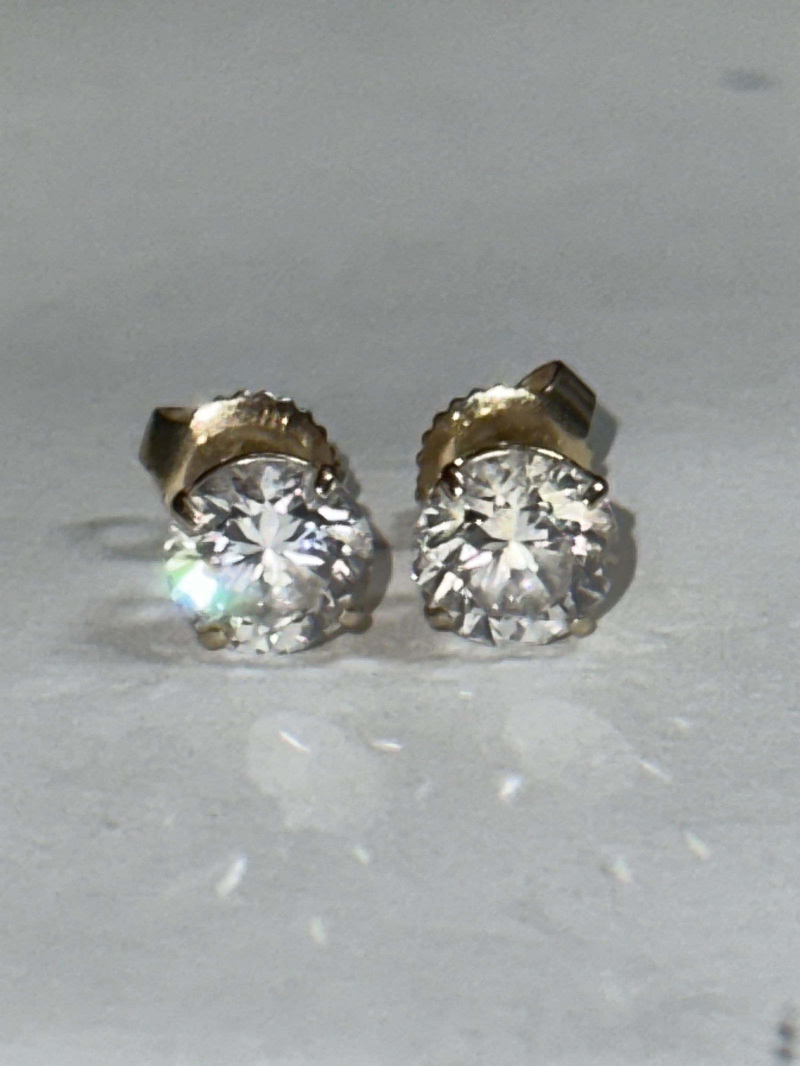 14K GOLD 2 TCW CZ'S STUDS EARRINGS: 14K GOLD 2 TCW CZ'S STUDS EARRINGS. IT IS IN MINT OVERALL SHAPE AND CONDITION. HAS A GREAT LOOK TO IT WITH AN EXCELLENT OVERALL EYE APPEAL. A GREAT FIND AND AN EXCELLENT ADDITION TO YOUR COLLECTION.