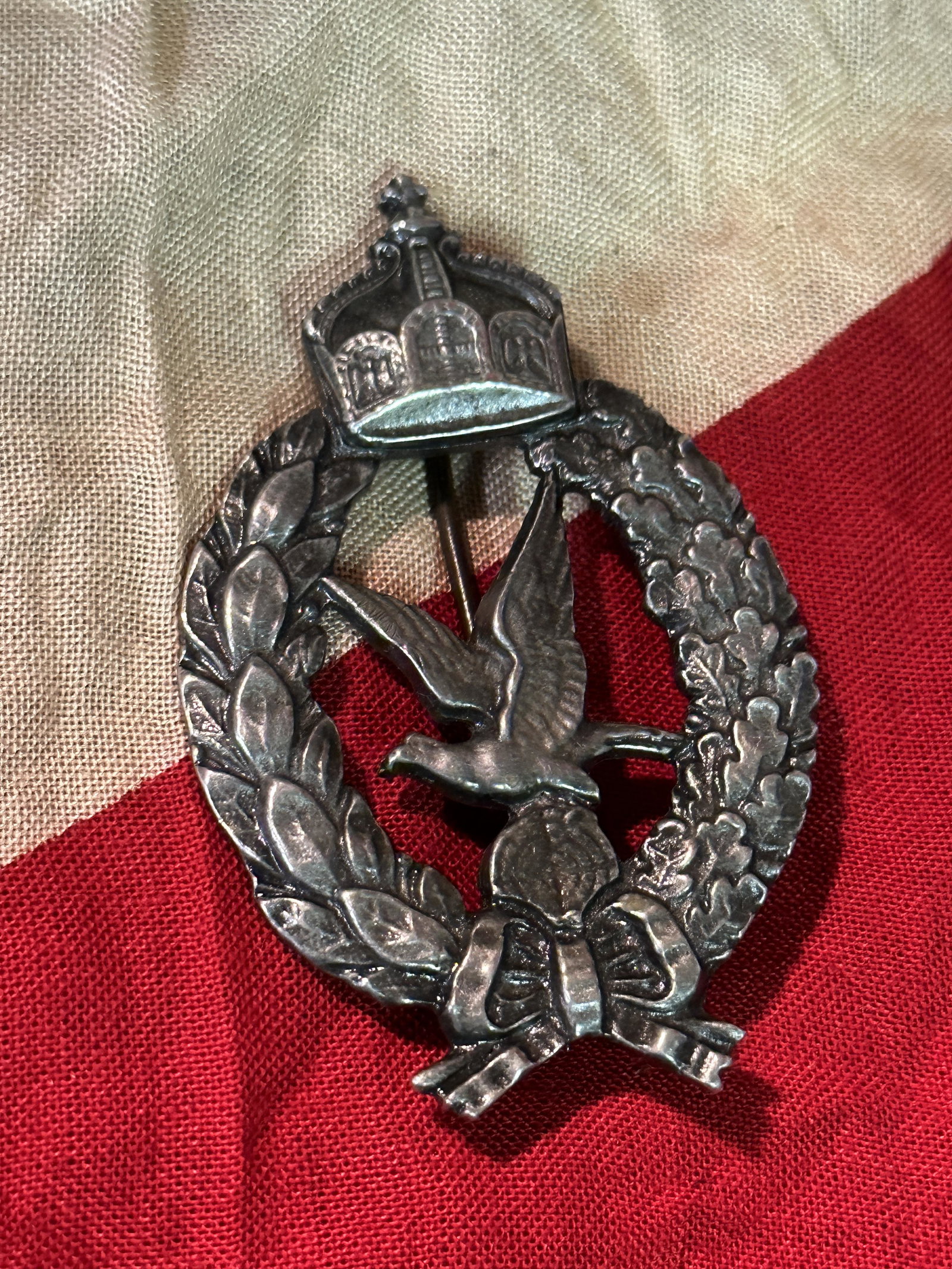 RARE WW1 GERMAN AIR GUNNER PILOT'S BADGE: RARE WW1 GERMAN AIR GUNNER PILOT'S BADGE. A RARE FIND. IT IS IN MINT OVERALL SHAPE AND CONDITION WITH A BEAUTIFUL OVERALL PATINA. SHOWS GOOD WEAR AND USE. PLEASE VIEW ALL DETAILED PICTURES. A WELL MAD