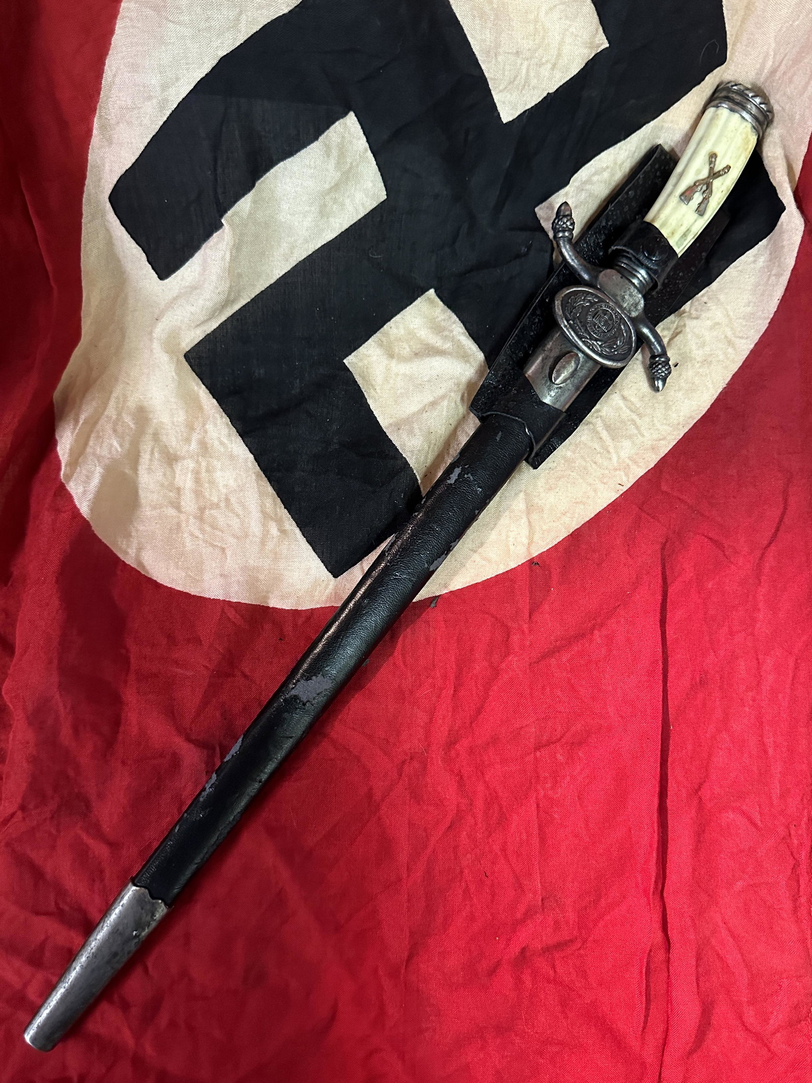 RARE WW1 IMPERIAL GERMAN ARMY OFFICER'S DAGGER PRE WAR: RARE WW1 IMPERIAL GERMAN ARMY OFFICER'S DAGGER PRE WAR. A RARE FIND. EARLY 1900'S PATTERN OFFICER'S DIRK, WHICH WAS REINSTATED FOR WEAR AFTER AN ALMOST 40 YEAR ABSENCE. It features the open crown pomm