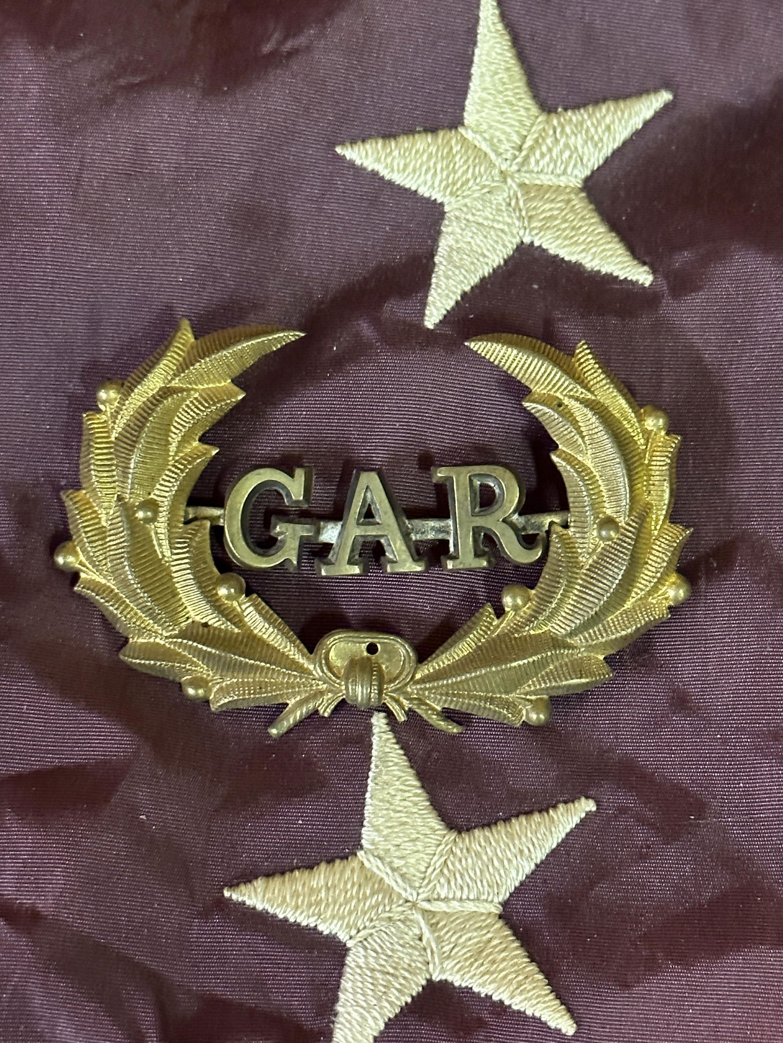 RARE CIVIL WAR GAR VETERANS HAT INSIGNIA BADGE: RARE CIVIL WAR GAR VETERANS HAT INSIGNIA BADGE. IT IS IN MINT OVERALL SHAPE AND CONDITION WITH A BEAUTIFUL OVERALL PATINA. HAS A GREAT LOOK TO IT WITH AN EXCELLENT OVERALL EYE APPEAL. A GREAT FIND AND