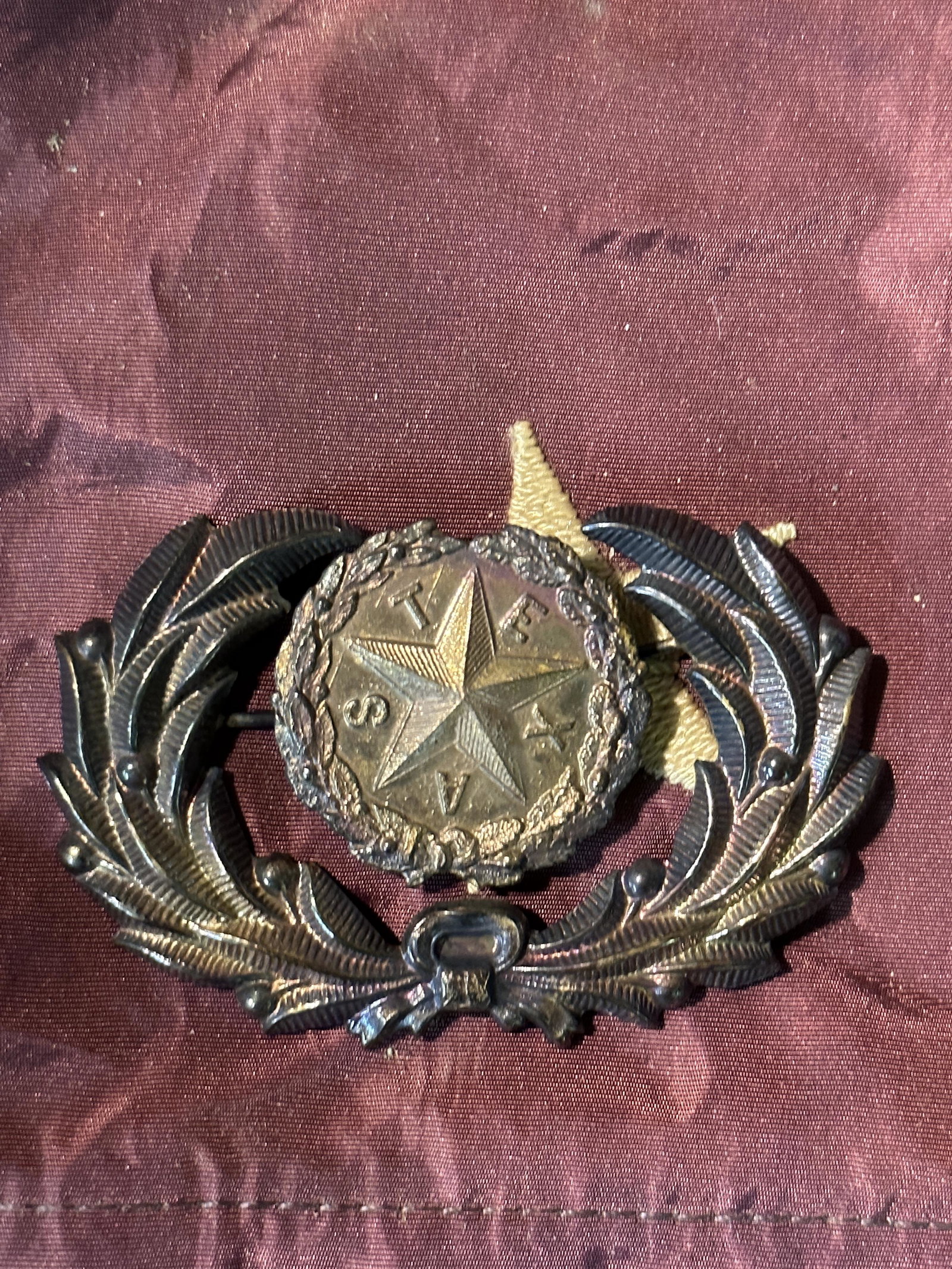 RARE CIVIL WAR CONFEDERATE TEXAS OFFICER KEPI HAT CAP BADGE WITH WREATH: RARE CIVIL WAR CONFEDERATE TEXAS OFFICER KEPI HAT CAP BADGE WITH WREATH. COMES FROM A COLLECTION. A RARE FIND. IT IS IN MINT OVERALL SHAPE AND CONDITION WITH A BEAUTIFUL OVERALL PATINA. HAS A GREAT LO
