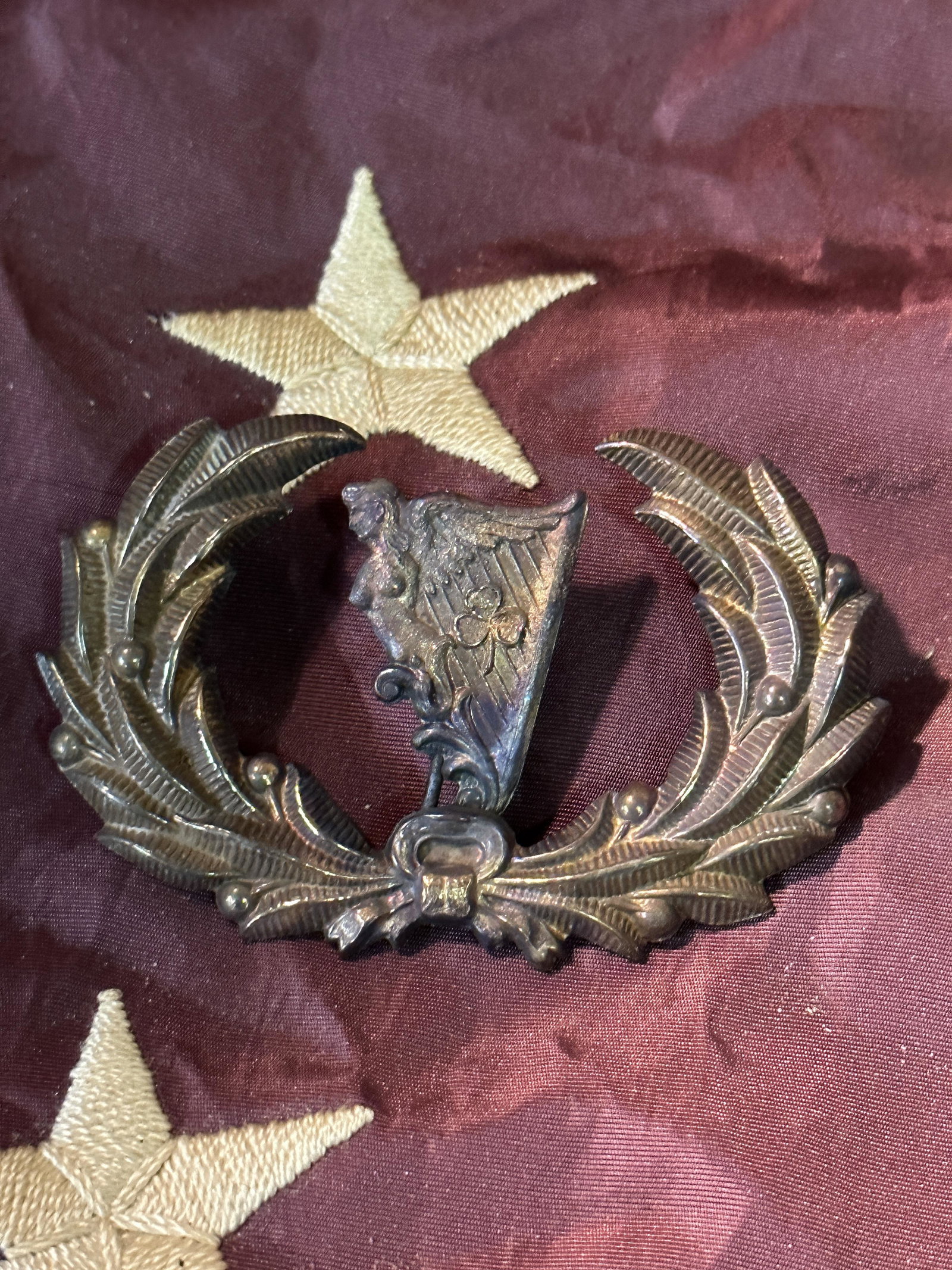 RARE CIVIL WAR NY IRISH HARP BRIGADE KEPI HAT CAP BADE WITH WREATH: RARE CIVIL WAR NY IRISH HARP BRIGADE KEPI HAT CAP BADE WITH WREATH. COMES FROM A COLLECTION. A RARE FIND. IT IS IN MINT OVERALL SHAPE AND CONDITION WITH A BEAUTIFUL OVERALL PATINA. HAS A GREAT LOOK TO