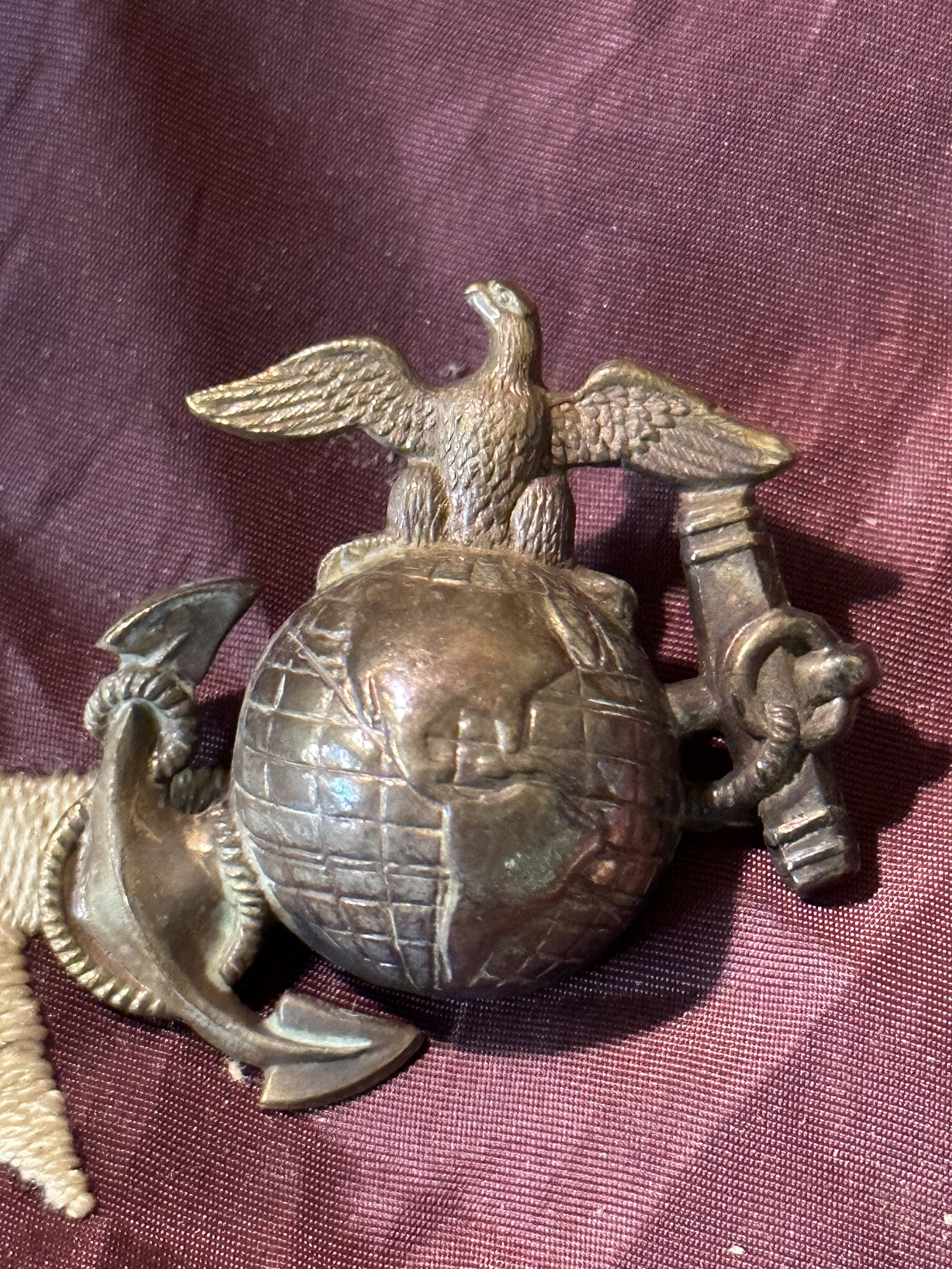 RARE INDIAN WARS U.S. MARINE CORPS ENLISTED MAN'S HAT BADGE: RARE INDIAN WARS U.S. MARINE CORPS ENLISTED MAN'S HAT BADGE. COMES FROM A COLLECTION. A RARE FIND. IT IS IN MINT OVERALL SHAPE AND CONDITION WITH A BEAUTIFUL OVERALL PATINA. HAS A GREAT LOOK TO IT WIT