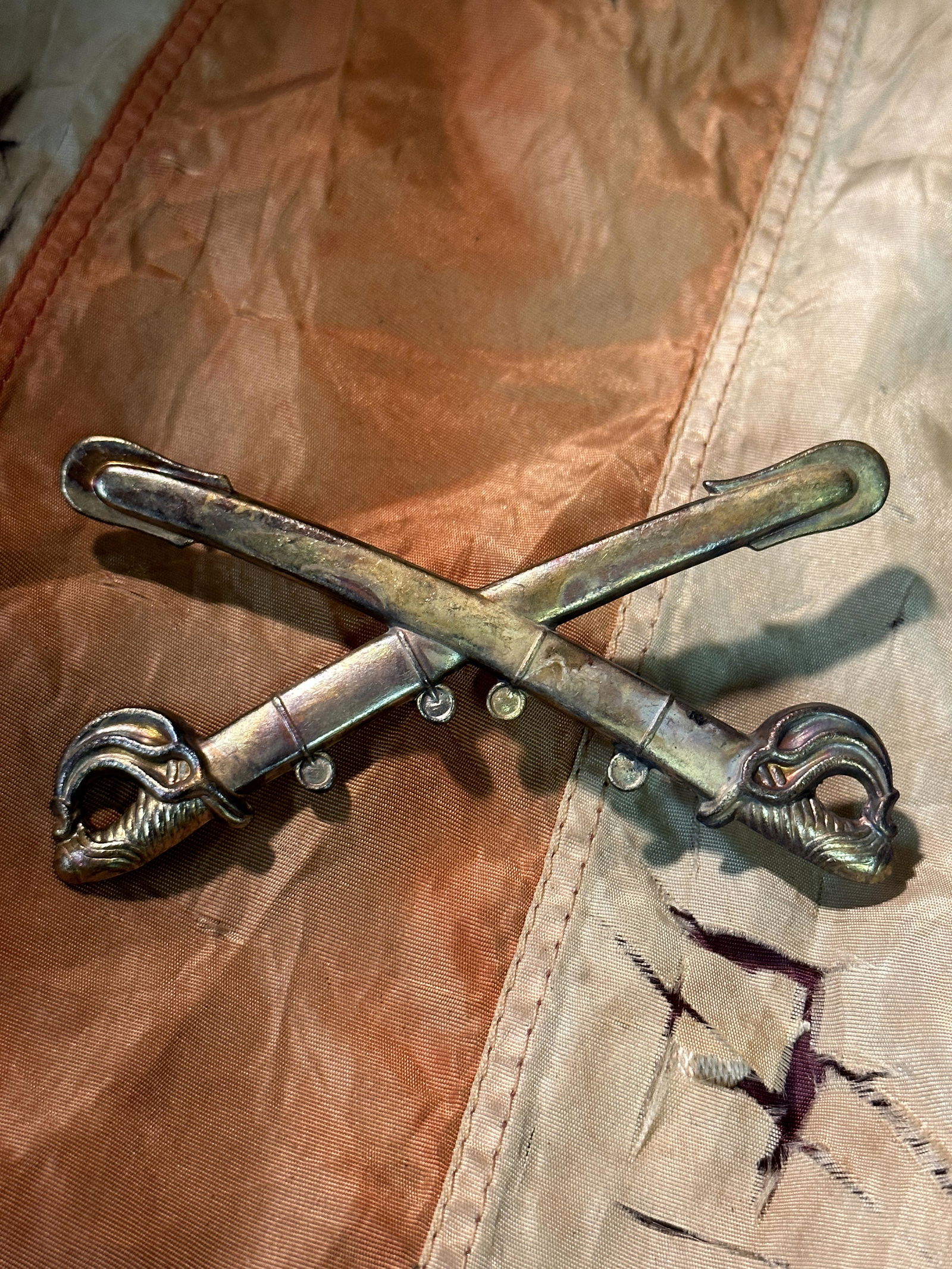 SCARCE CIVIL WAR CROSSED SABERS KEPI HAT CAP BADGE INSIGNIA: SCARCE CIVIL WAR CROSSED SABERS KEPI HAT CAP BADGE INSIGNIA. A RARE FIND. IT IS IN MINT OVERALL SHAPE AND CONDITION WITH A BEAUTIFUL OVERALL PATINA. HAS A GREAT LOOK TO IT WITH AN EXCELLENT OVERALL EY