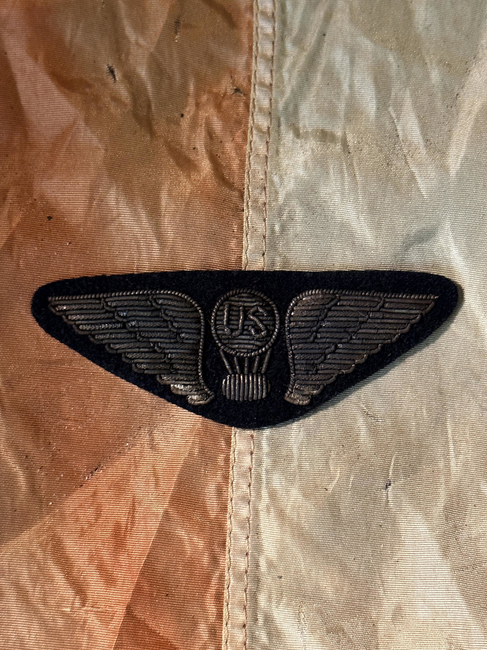 WW1 U.S. AERO BALLOON PILOT AVIATOR WING BULLION BADGE INSIGNIA: WW1 U.S. AERO BALLOON PILOT AVIATOR WING BULLION BADGE INSIGNIA. A RARE FIND. IT IS IN MINT OVERALL SHAPE AND CONDITION WITH A BEAUTIFUL OVERALL PAITNA. SHOWS GOOD WEAR AND USE. PLEASE VIEW ALL DETAIL