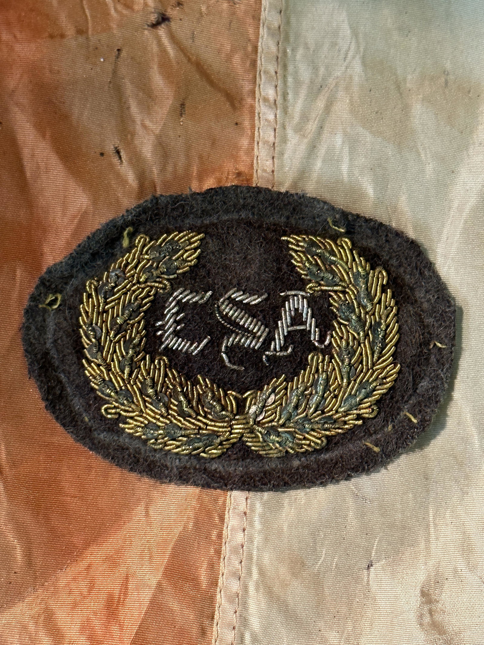 CIVIL WAR CONFEDERATE CSA BULLION HAT CAP BADGE BY COURTNEY TENNANT CHARLESTON, S.C.: CIVIL WAR CONFEDERATE CSA BULLION HAT CAP BADGE BY COURTNEY TENNANT CHARLESTON, S.C. A RARE FIND. IT IS IN MINT OVERALL SHAPE AND CONDITION WITH A BEAUTIFUL OVERALL PAITNA. SHOWS GOOD WEAR AND USE. PL