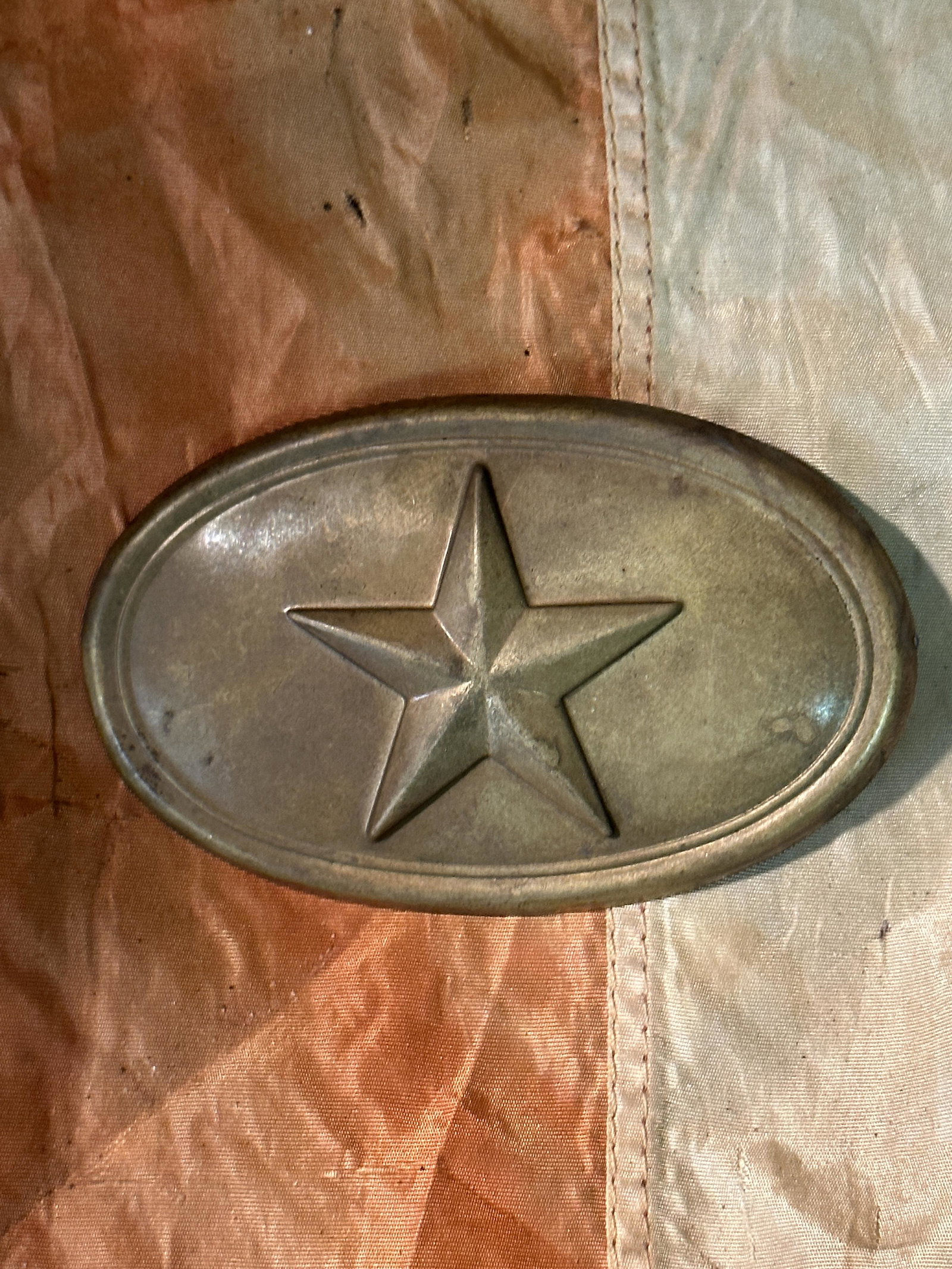 SCARCE CIVIL WAR CONFEDERATE TEXAS BELT BUCKLE - ARROW HOOK CONSTRUCTION: SCARCE CIVIL WAR CONFEDERATE TEXAS BELT BUCKLE - ARROW HOOK CONSTRUCTION. A RARE FIND. IT IS IN MINT OVERALL SHAPE AND CONDITION WITH A BEAUTIFUL OVERALL PAITNA. SHOWS GOOD WEAR AND USE. PLEASE VIEW A
