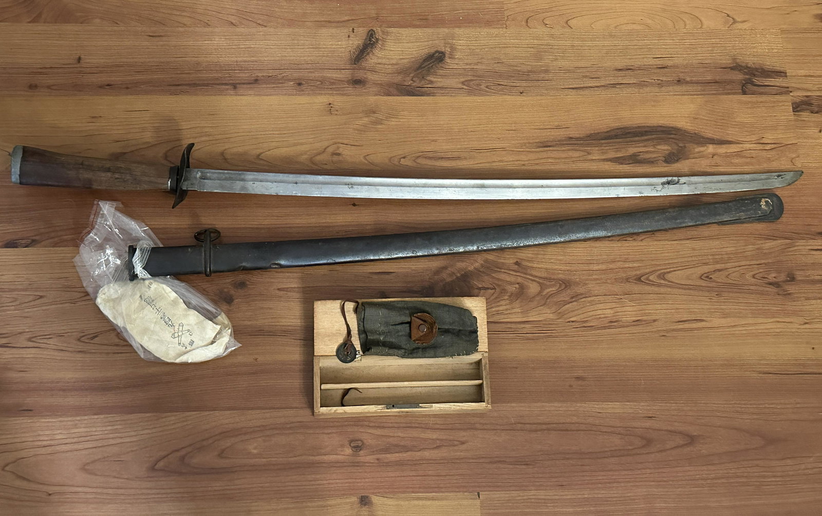 RARE WW2 JAPANESE OFFICER ARTILLERY SWORD WITH SERIAL # AND DOCUMENTS (1 of 14)