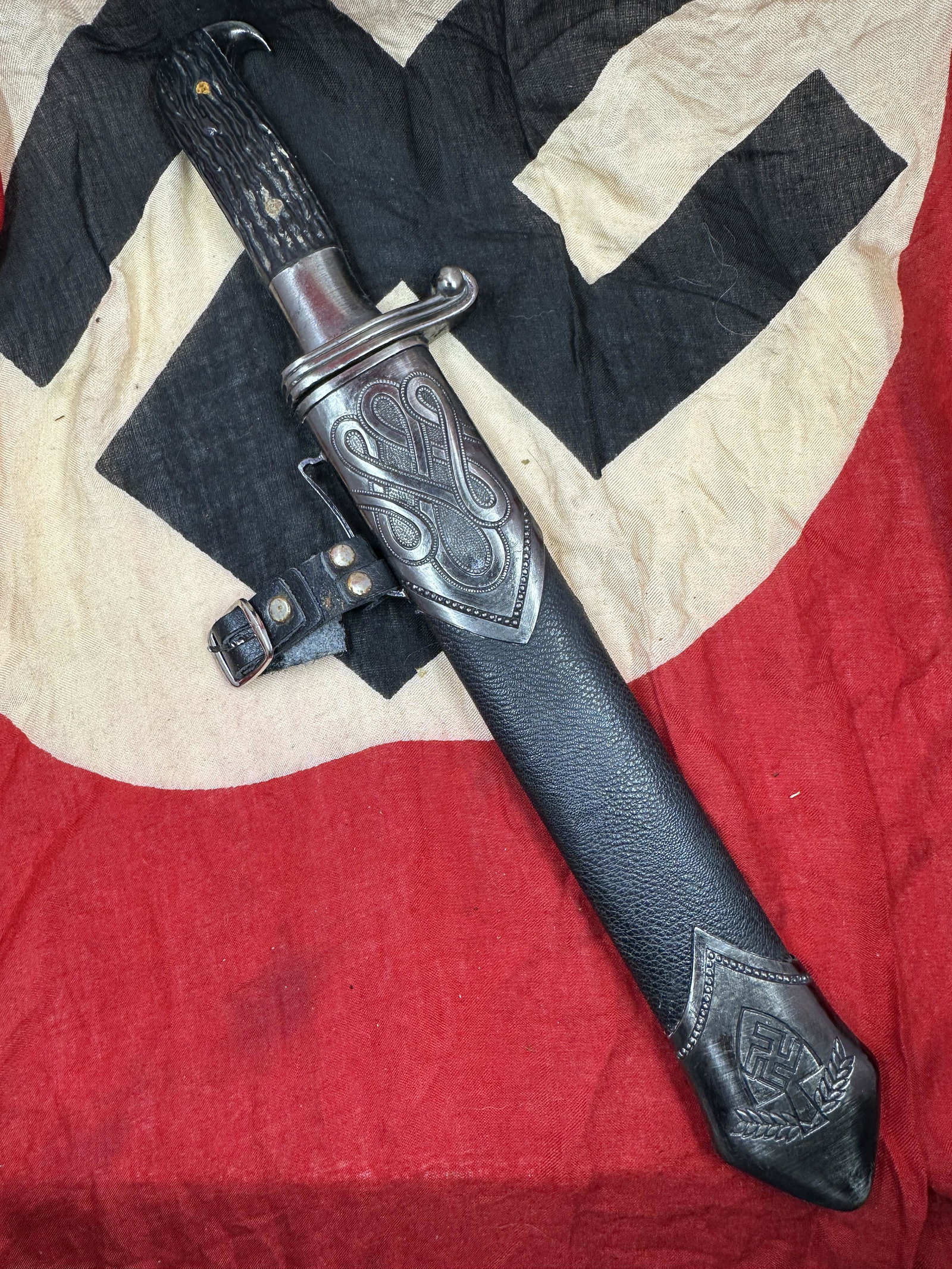 WW2 GERMAN RAD REICHARBEITDIENST ENGRAVED BLADE DAGGER: WW2 GERMAN RAD REICHARBEITDIENST ENGRAVED BLADE DAGGER. ENGRAVED/INSCRIBED ON THE BLADE "ARBEIT ADELT" (WORK ENNOBLES). ALSO HAS THE RZM MAKER MARKS. SHOWS GOOD WEAR AND USE. PLEASE VIEW ALL DETAILED