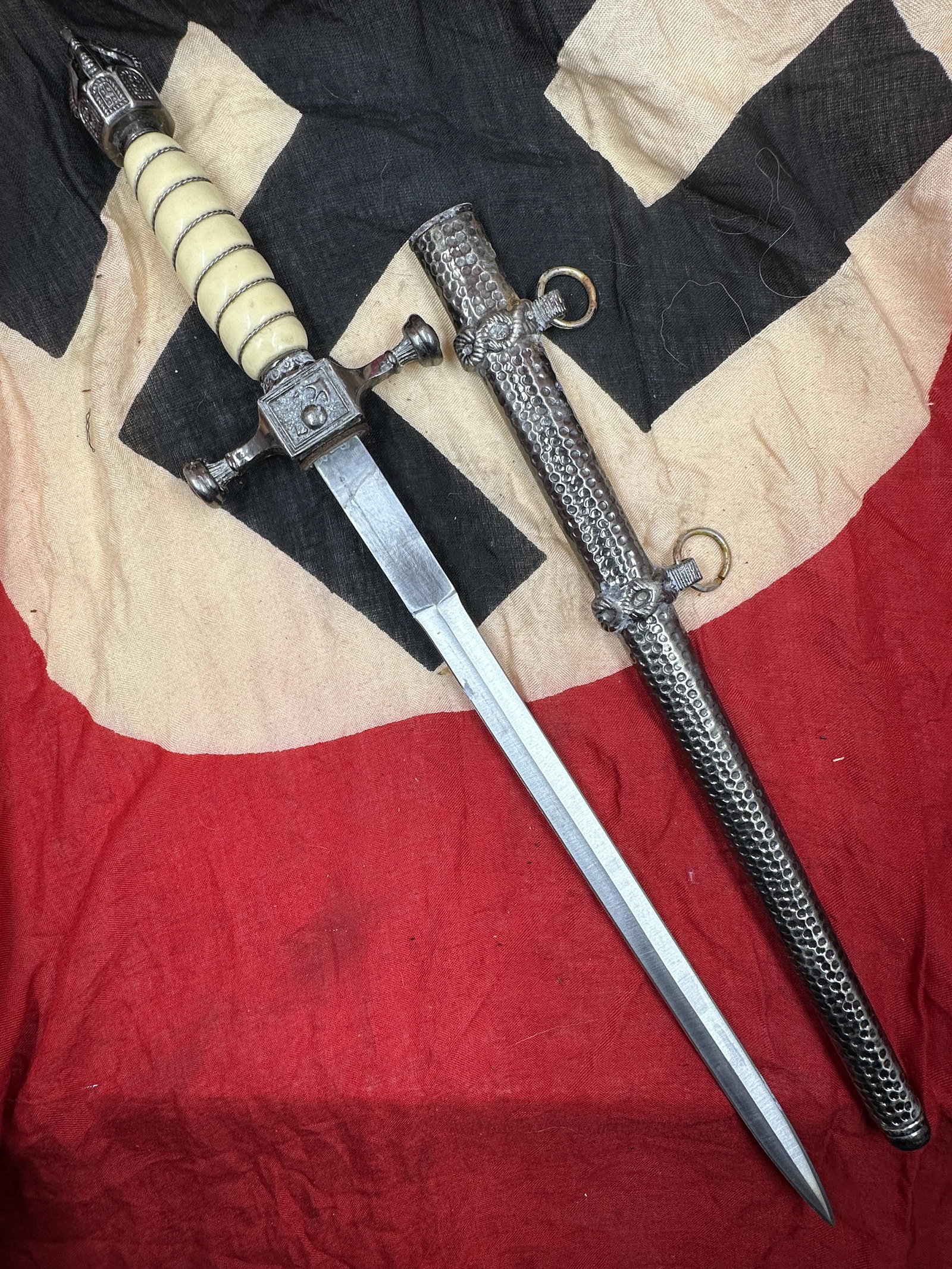 PRE WW2 GERMAN PRUSSIAN ADMIRAL KRIEGSMARINE NAVY DAGGER WITH SHEATH: PRE WW2 GERMAN PRUSSIAN ADMIRAL KRIEGSMARINE NAVY DAGGER WITH SHEATH. A VERY RARE FIND. IT IS IN MINT OVERALL SHAPE AND CONDITION WITH A BEAUTIFUL OVERALL PATINA. SHOWS GOOD WEAR AND USE. PLEASE VIEW