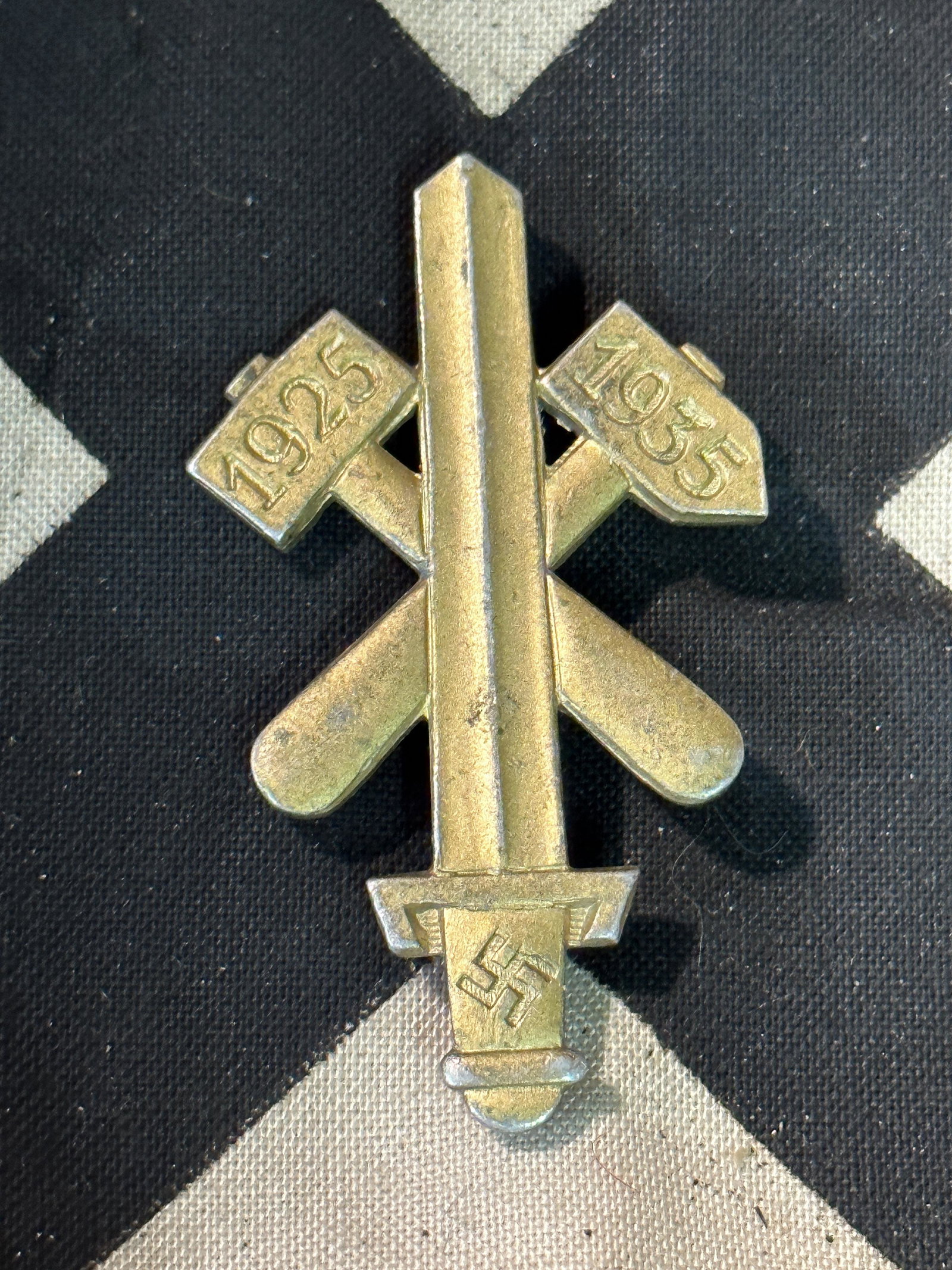 German NSDAP (NAZI PARTY) 1925-1935 10-Year NSDAP In Gau Essen Badge: German NSDAP (NAZI PARTY) 1925-1935 10-Year NSDAP In Gau Essen Badge By HoffstÃ¤tter Of Bonn Certified. A fine quality manufacture 10 Year NSDAP Commemorative Gau Essen badge; in gilded aluminum; ve