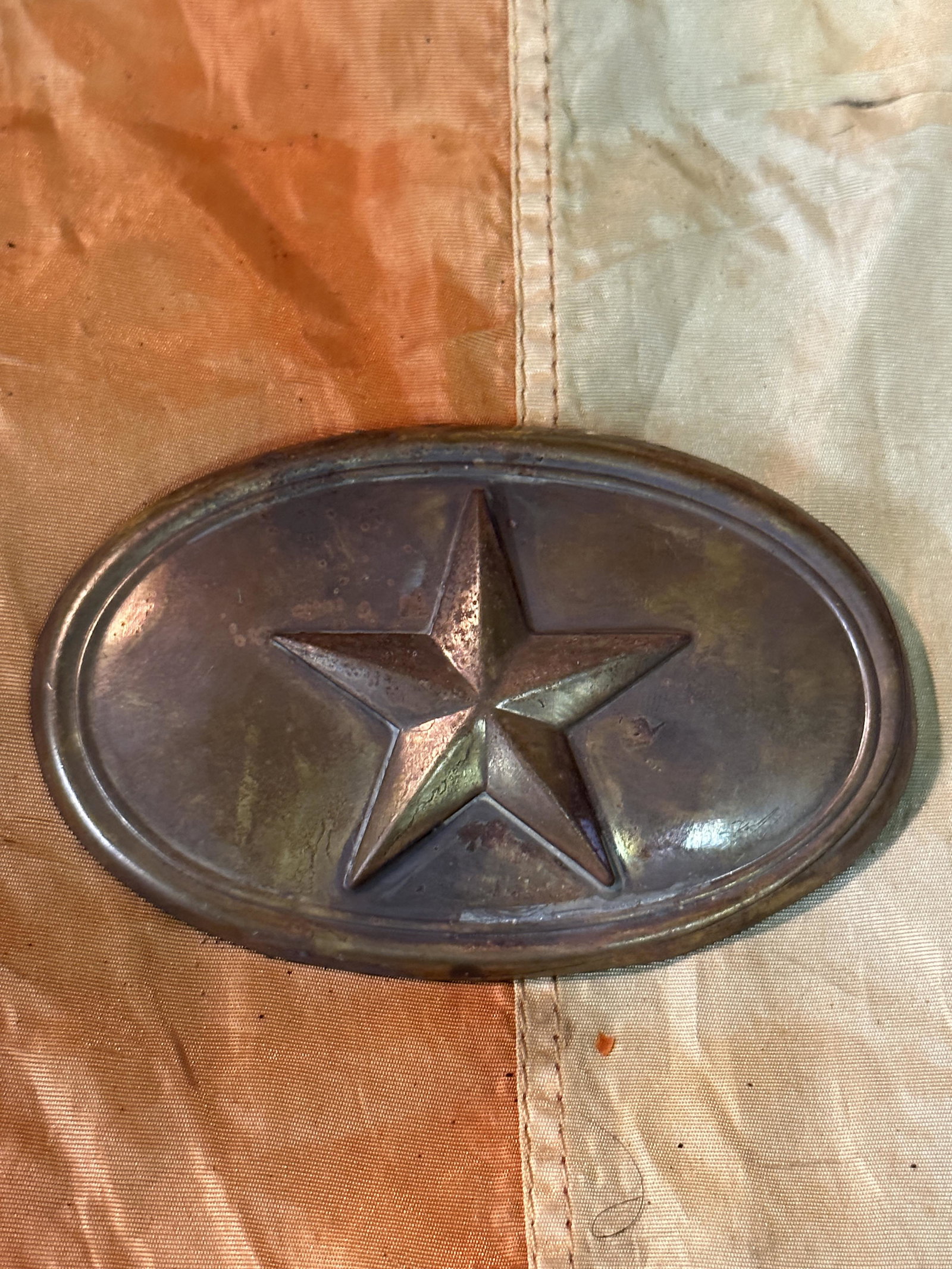 CIVIL WAR CONFEDERATE TEXAS BELT BUCKLE - ARROW HOOK CONSTRUCTION: CIVIL WAR CONFEDERATE TEXAS BELT BUCKLE - ARROW HOOK CONSTRUCTION. A RARE FIND. IT IS IN MINT OVERALL SHAPE AND CONDITION WITH A BEAUTIFUL OVERALL PATINA. SHOWS GOOD WEAR AND USE. PLEASE VIEW ALL DETA