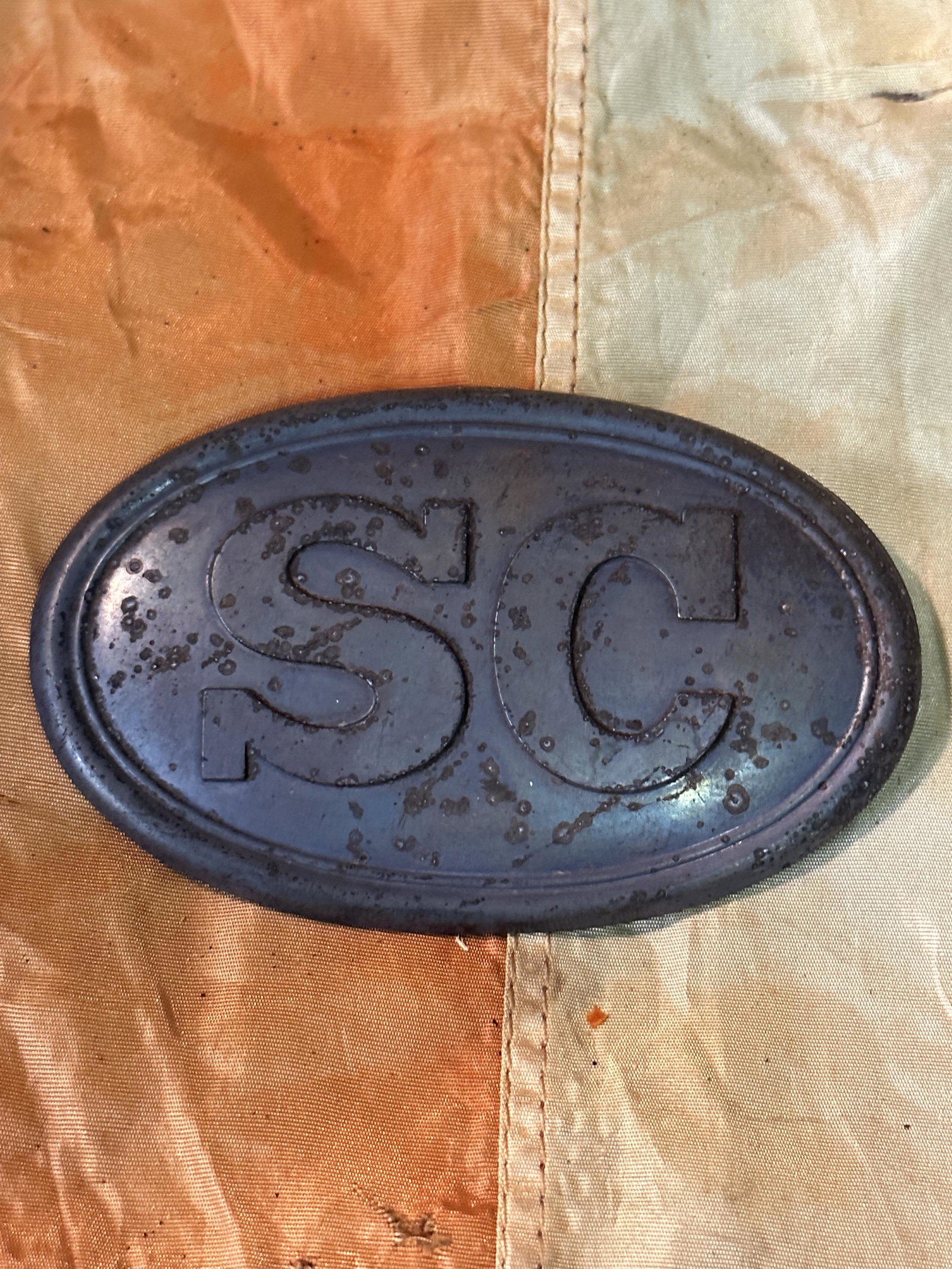 RARE CIVIL WAR CONFEDERATE SOUTH CAROLINA BELT BUCKLE - ARROW HOOK CONSTRUCTION: RARE CIVIL WAR CONFEDERATE SOUTH CAROLINA BELT BUCKLE - ARROW HOOK CONSTRUCTION. IT IS IN MINT OVERALL SHAPE AND CONDITION WITH A BEAUTIFUL OVERALL PATINA. SHOWS GOOD WEAR AND USE. PLEASE VIEW ALL DET