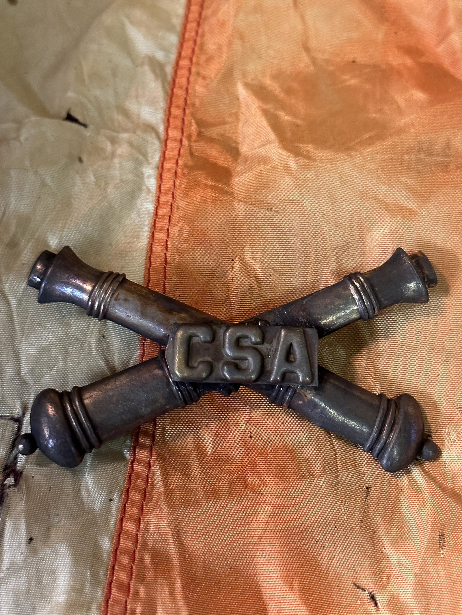 SCARCE CIVIL WAR CROSSED CANNONS CSA KEPI HAT CAP BADGE INSIGNIA: SCARCE CIVIL WAR CROSSED CANNONS CSA KEPI HAT CAP BADGE INSIGNIA. A RARE FIND. IT IS IN MINT OVERALL SHAPE AND CONDITION WITH A BEAUTIFUL OVERALL PATINA. SHOWS GOOD WEAR AND USE. PLEASE VIEW ALL DETAI